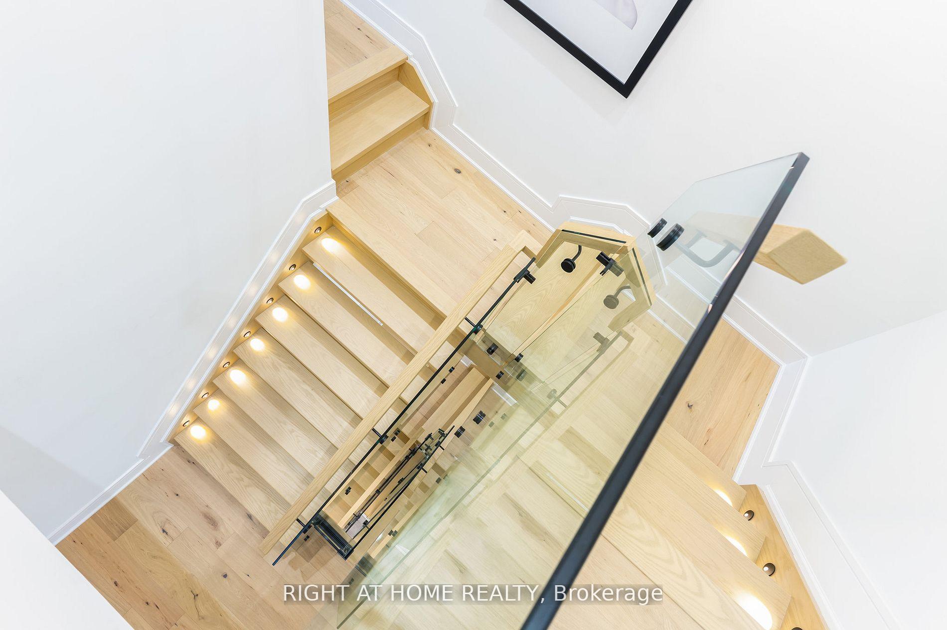 Photo 16 of 42 Jessica Gardens, Vaughan, Crestwood-Springfarm-Yorkhill — HOMEH