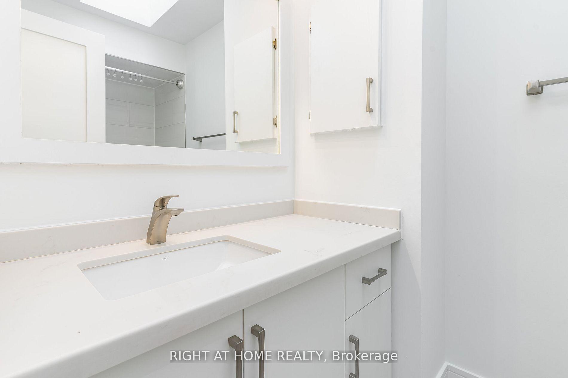 Photo 17 of 42 Jessica Gardens, Vaughan, Crestwood-Springfarm-Yorkhill — HOMEH
