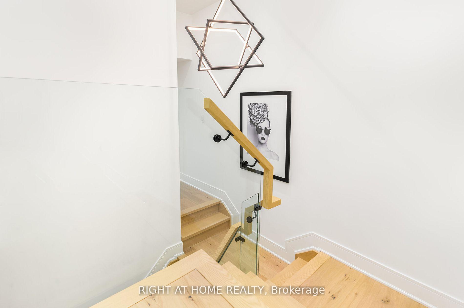Photo 22 of 42 Jessica Gardens, Vaughan, Crestwood-Springfarm-Yorkhill — HOMEH