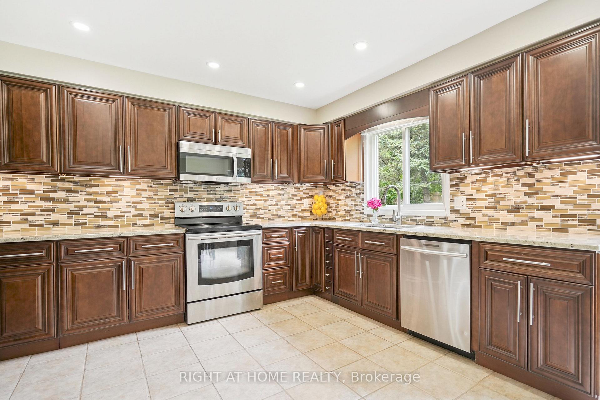 Photo 7 of 309 Amberly Boulevard, Hamilton, Ancaster — HOMEH