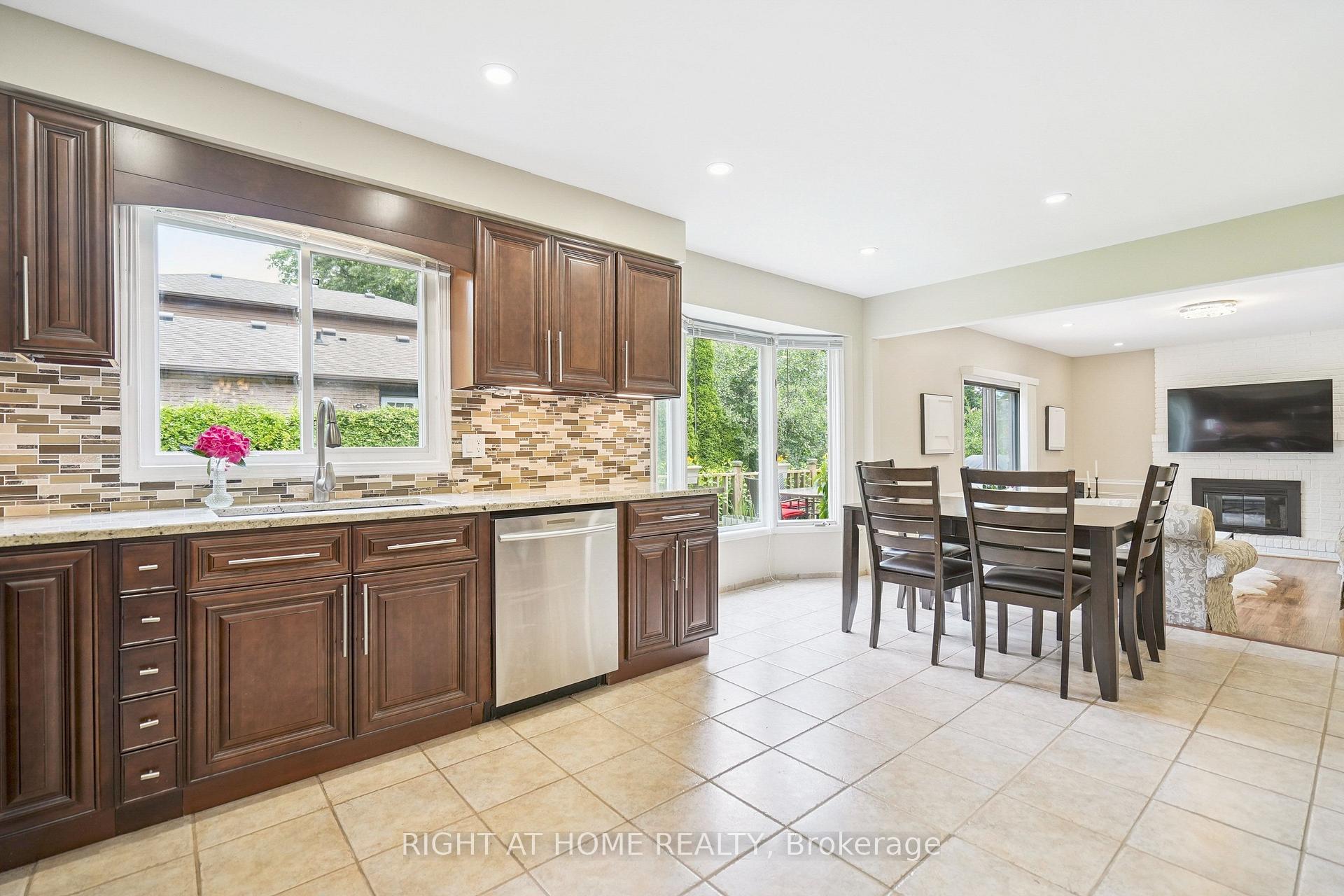 Photo 10 of 309 Amberly Boulevard, Hamilton, Ancaster — HOMEH