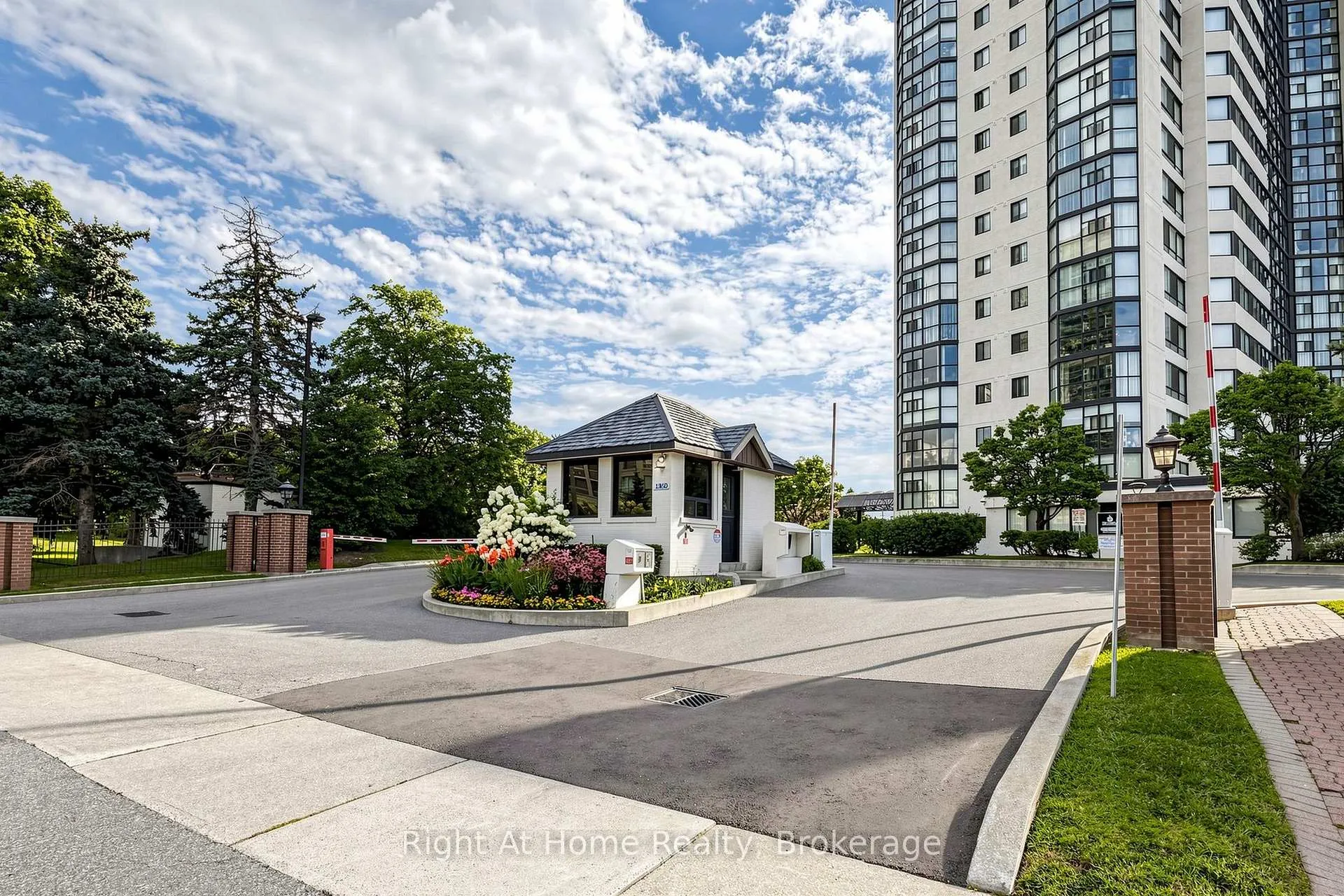 Photo of Unit 1509, 1360 Rathburn Road E