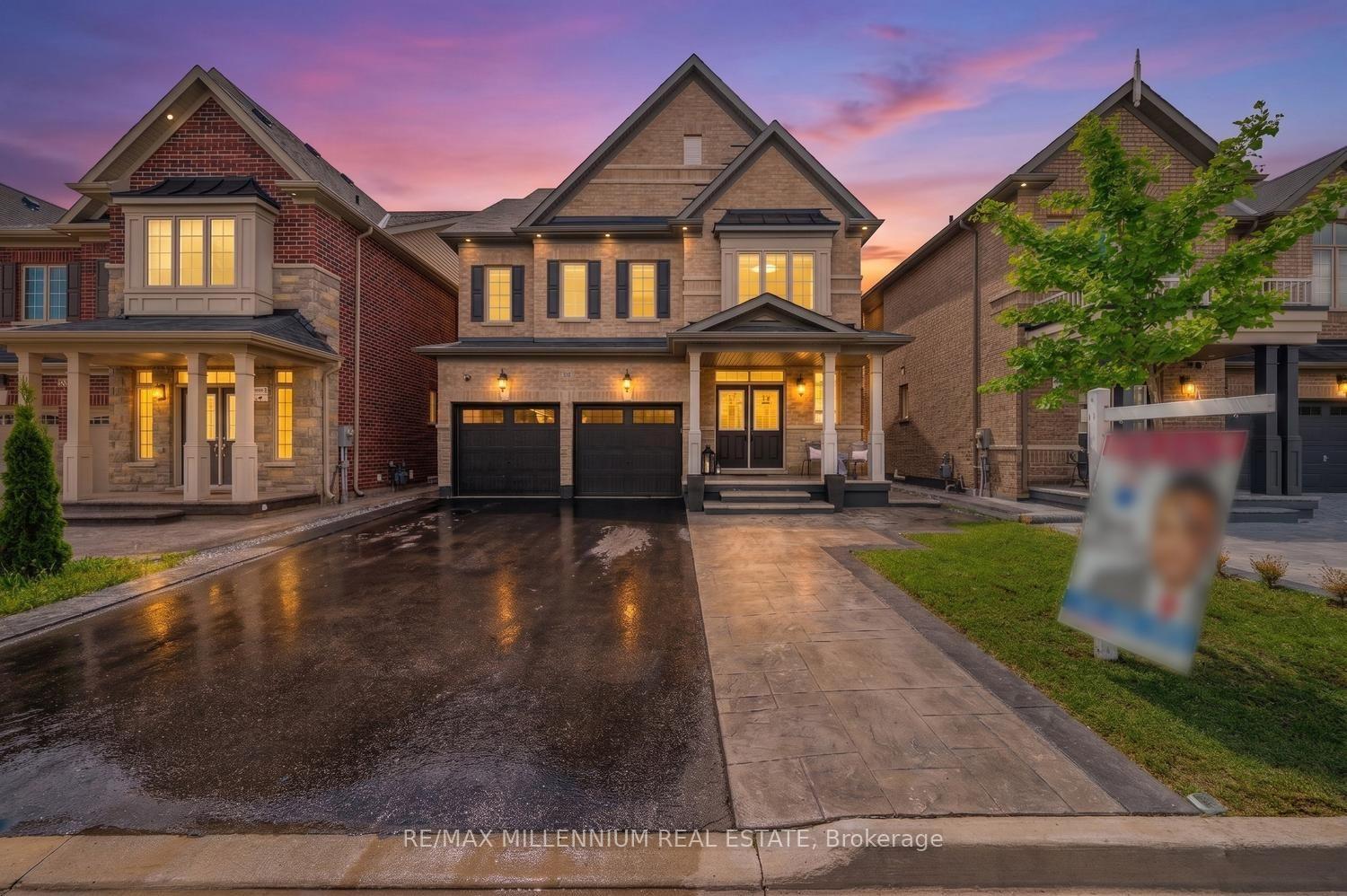 Photo 2 of 18 Boone Crescent, Vaughan, Kleinburg — HOMEH