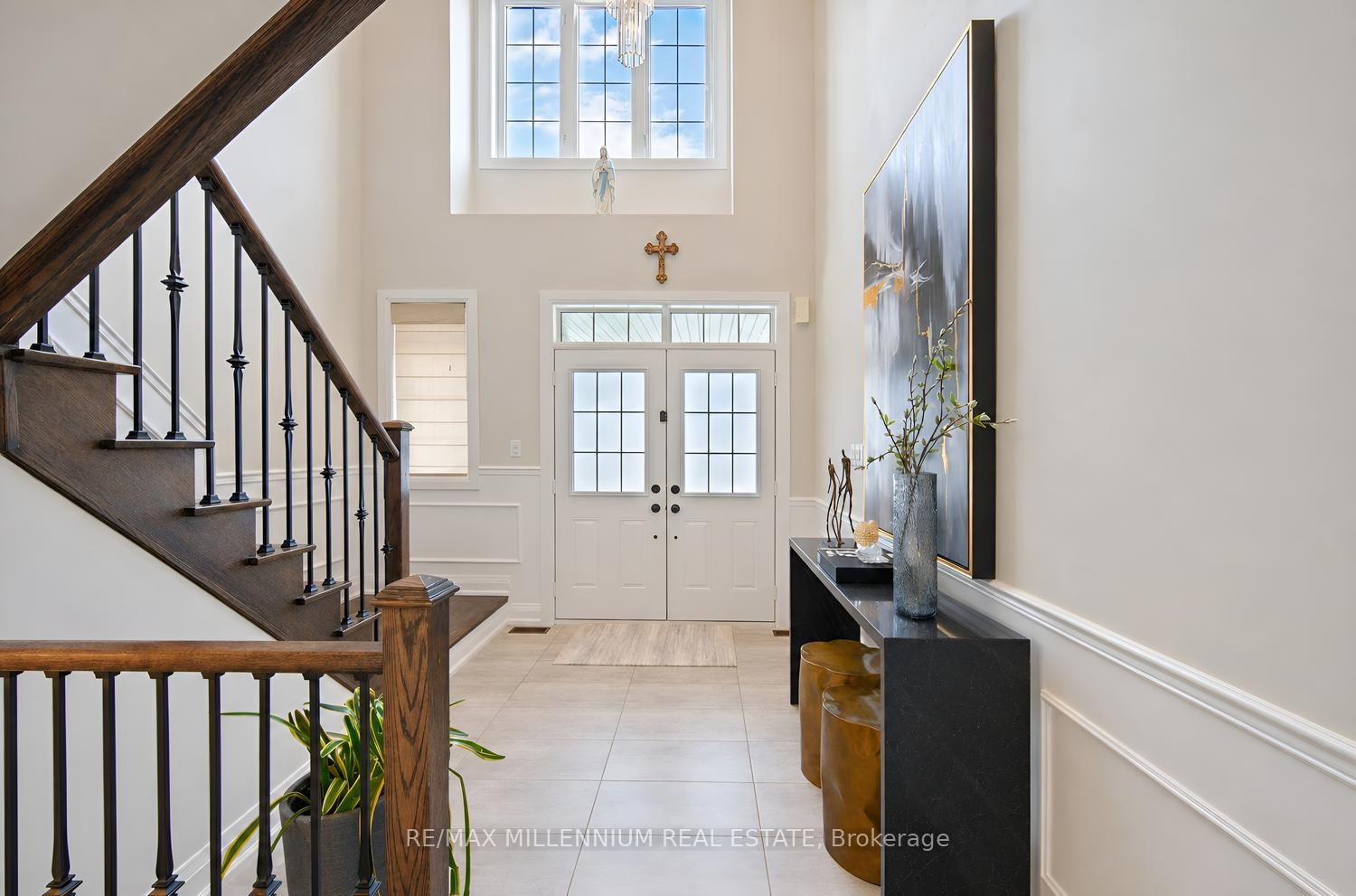 Photo 4 of 18 Boone Crescent, Vaughan, Kleinburg — HOMEH