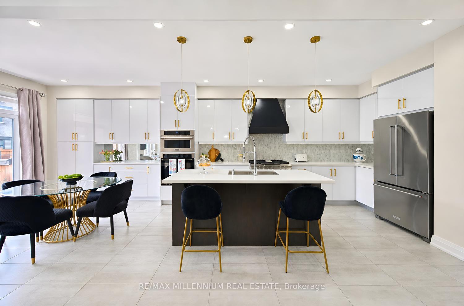Photo 13 of 18 Boone Crescent, Vaughan, Kleinburg — HOMEH