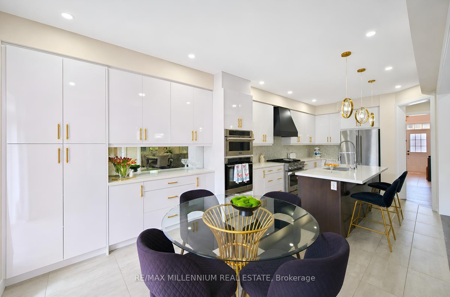 Photo 16 of 18 Boone Crescent, Vaughan, Kleinburg — HOMEH