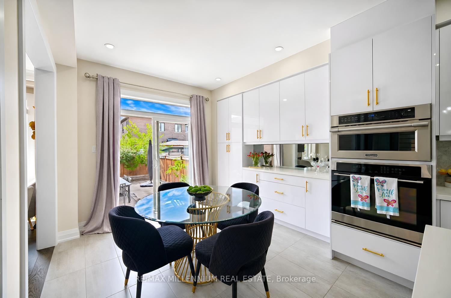 Photo 17 of 18 Boone Crescent, Vaughan, Kleinburg — HOMEH