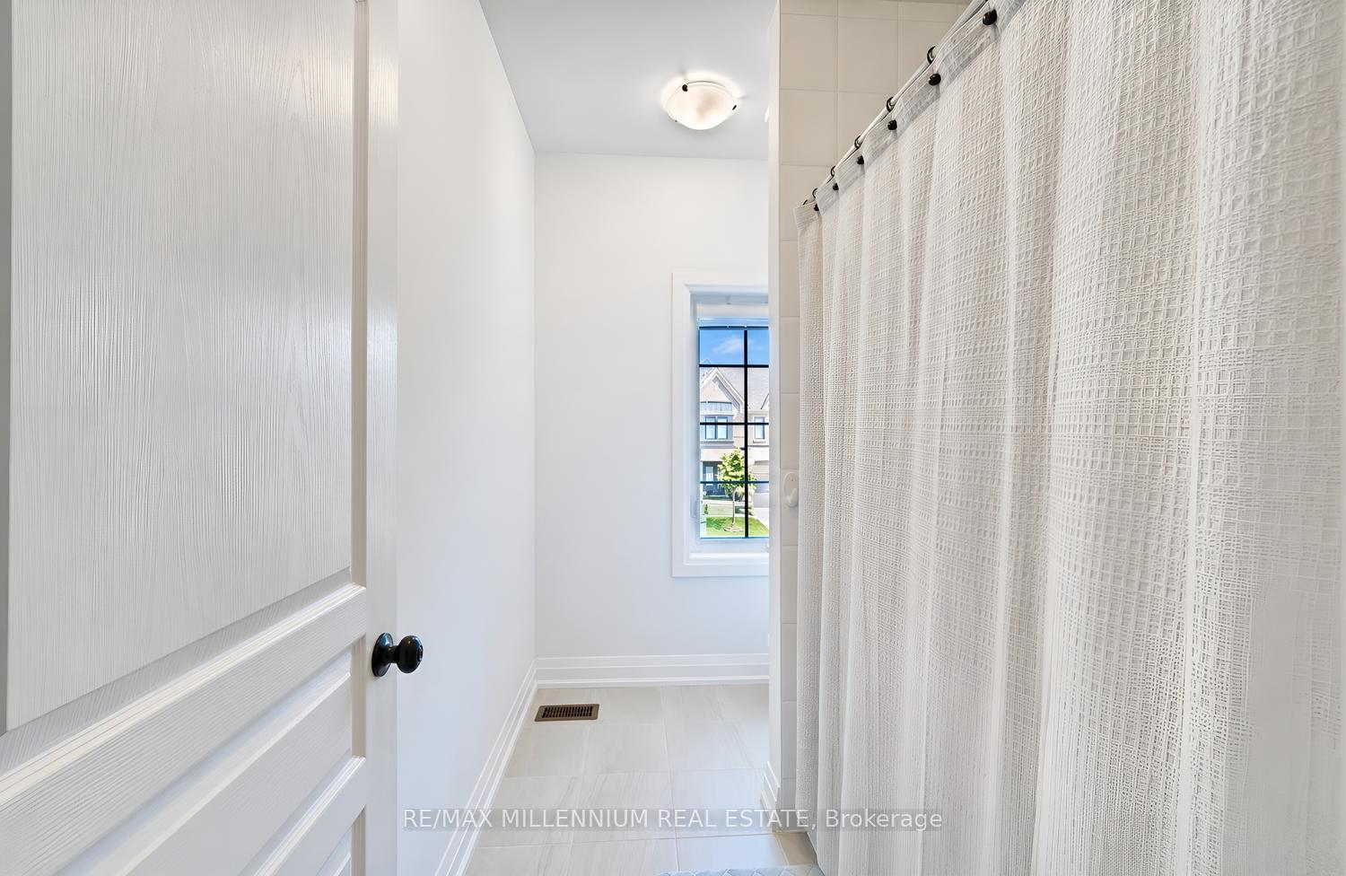 Photo 34 of 18 Boone Crescent, Vaughan, Kleinburg — HOMEH