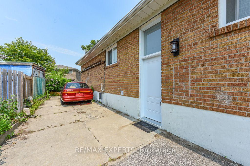 Photo 24 of 22 Rubydale Gardens, North York, Humber Summit — HOMEH