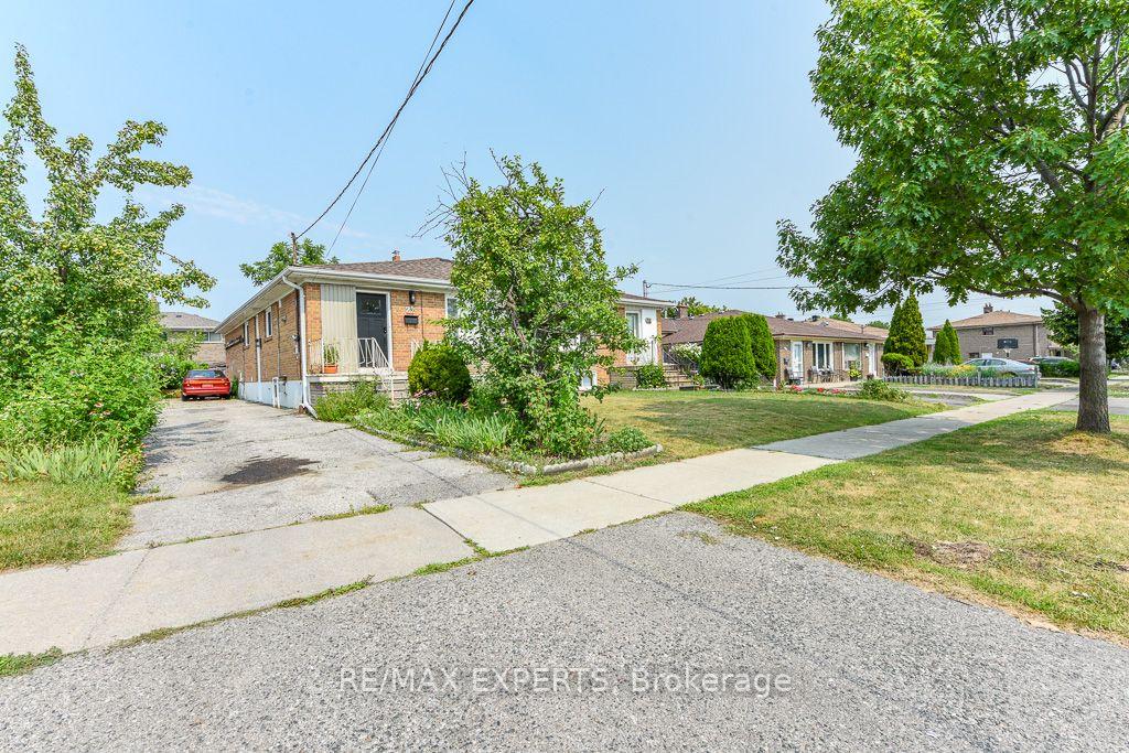 Photo 26 of 22 Rubydale Gardens, North York, Humber Summit — HOMEH