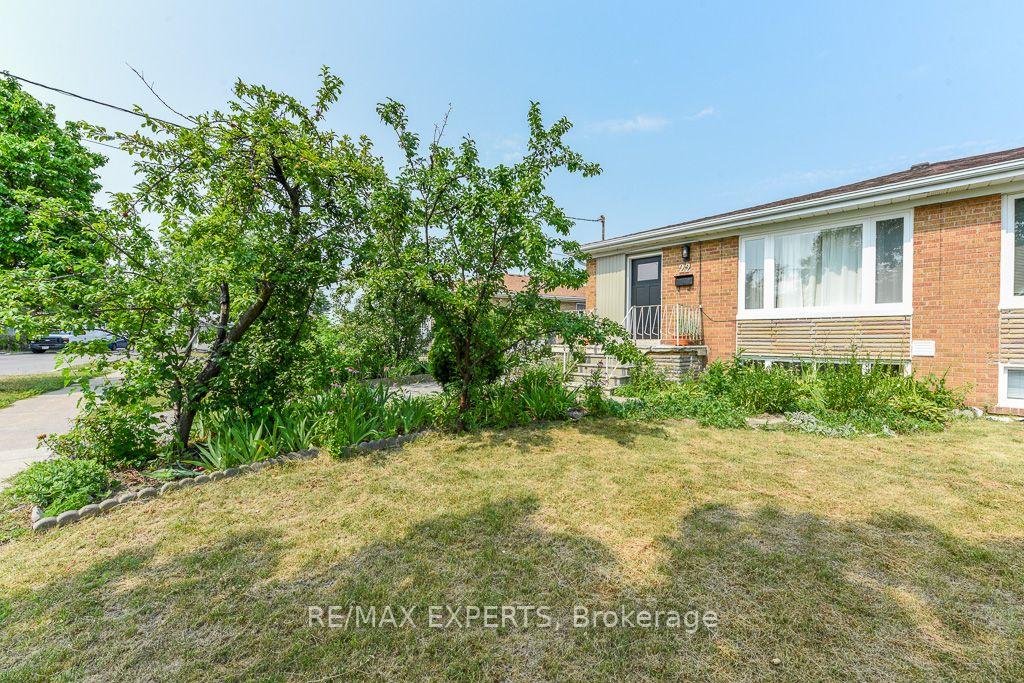 Photo 28 of 22 Rubydale Gardens, North York, Humber Summit — HOMEH