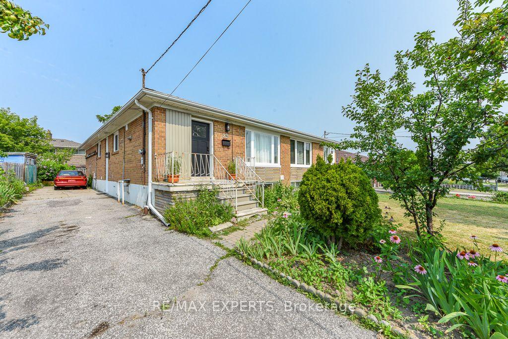 Photo 29 of 22 Rubydale Gardens, North York, Humber Summit — HOMEH