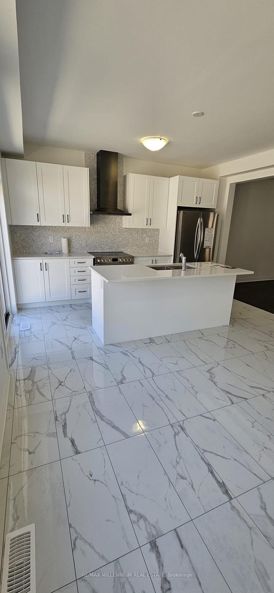 Photo 2 of 12 Deer Ridge Crescent, Whitby, Williamsburg — HOMEH