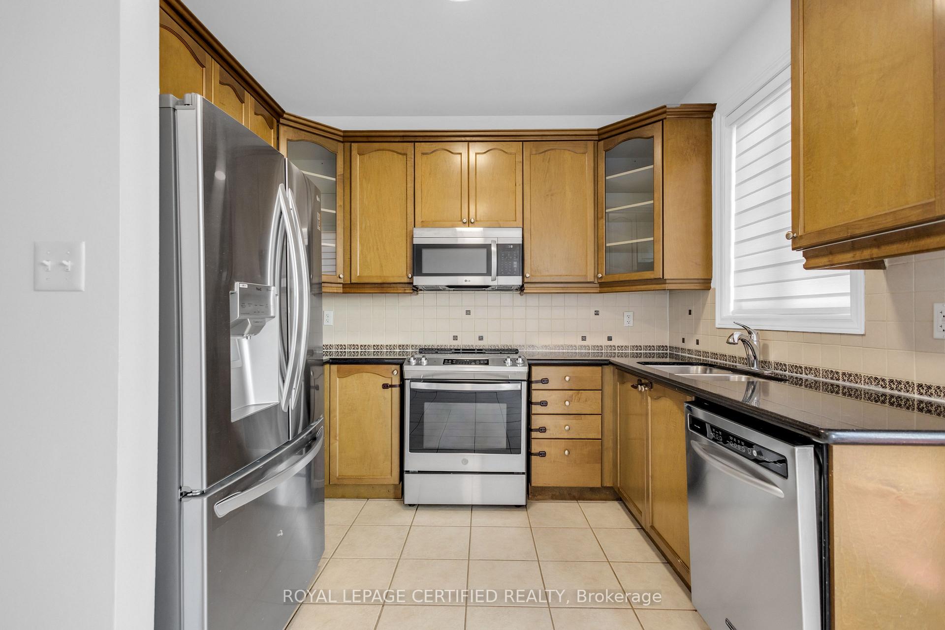 Photo 10 of 56 Pefferlaw Circle, Brampton, Bram West — HOMEH