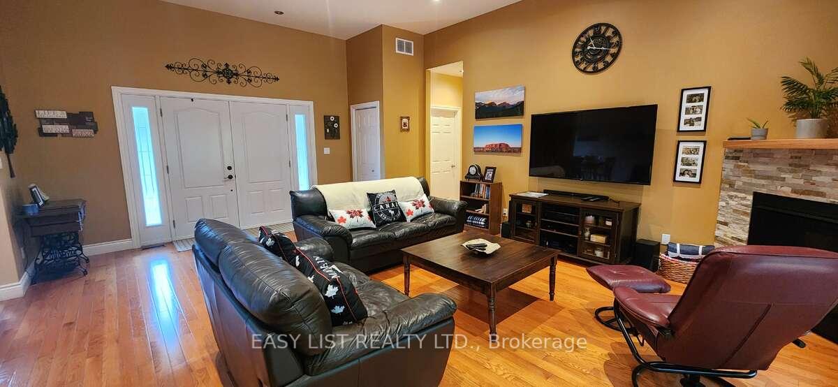 Photo 13 of 110 Monck Square, Laurentian Hills, Chalk River and Laurentian Hills South — HOMEH