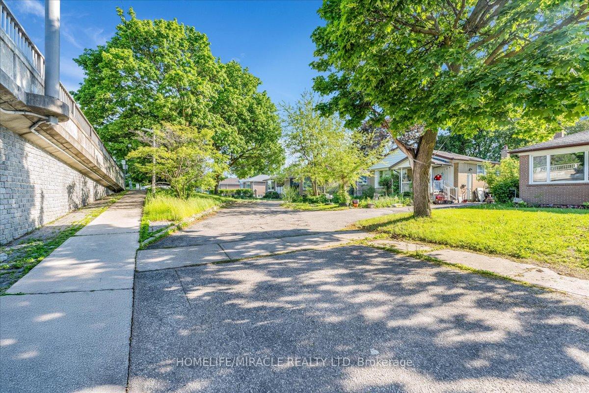 Photo 2 of 1238 Pharmacy Avenue, Scarborough, Wexford-Maryvale — HOMEH