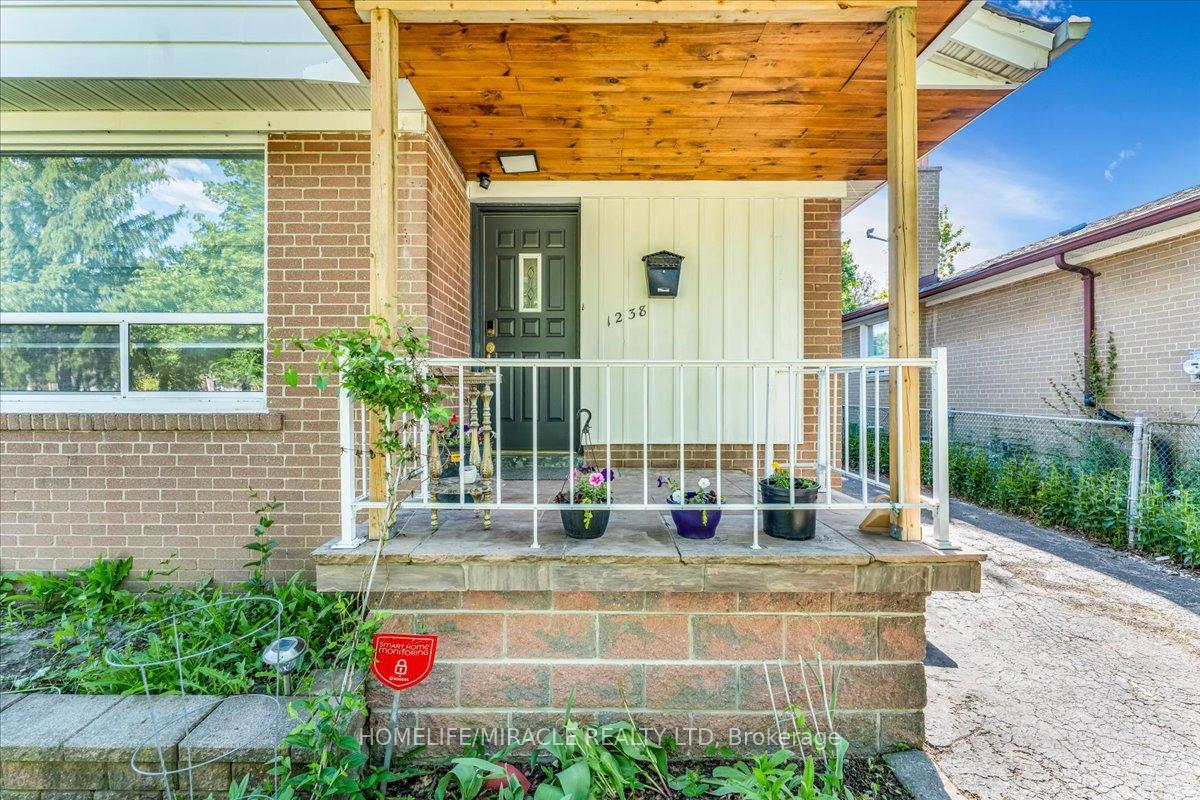 Photo 3 of 1238 Pharmacy Avenue, Scarborough, Wexford-Maryvale — HOMEH