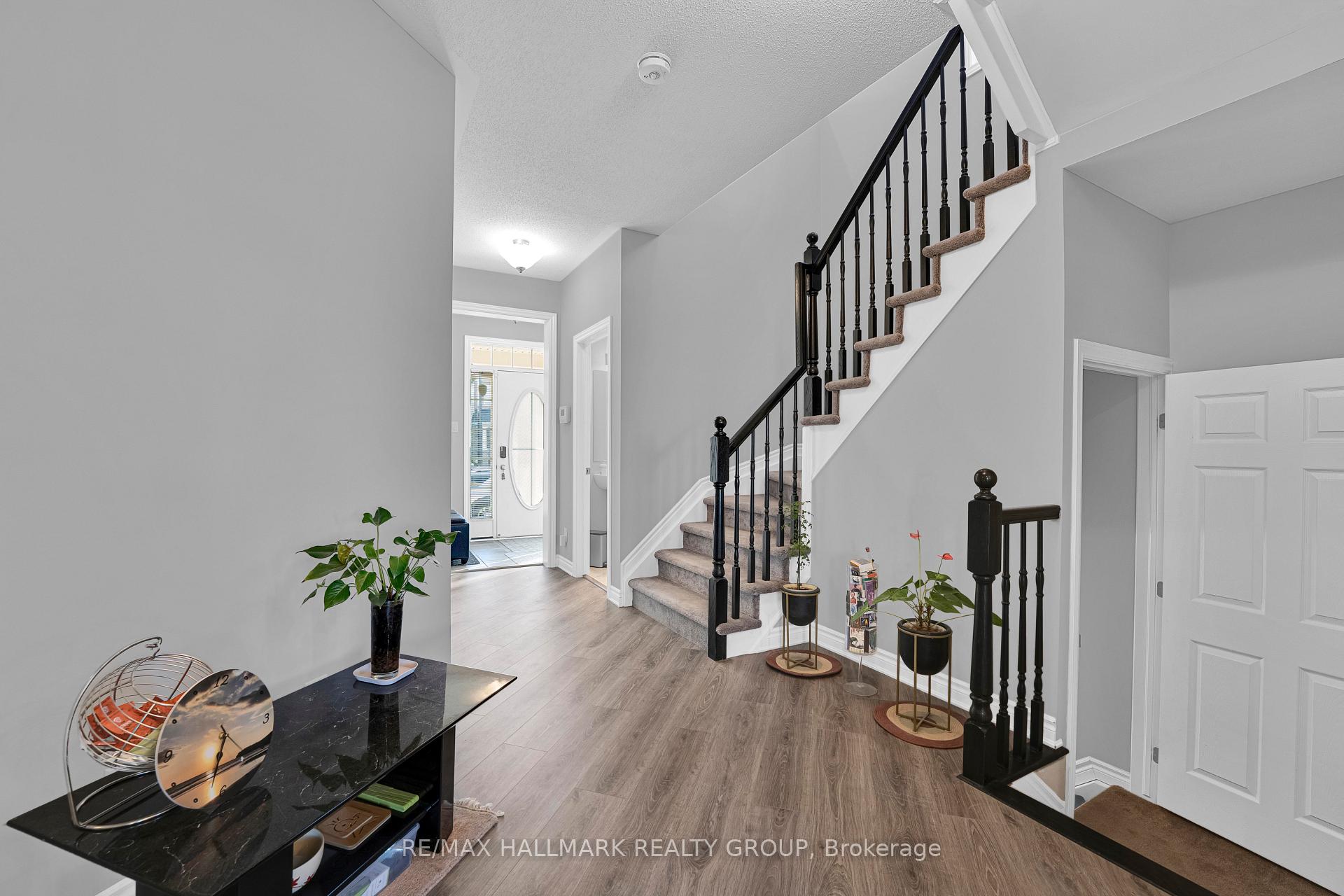 Photo 3 of 305 Sweetclover Way, Ottawa, Avalon West — HOMEH