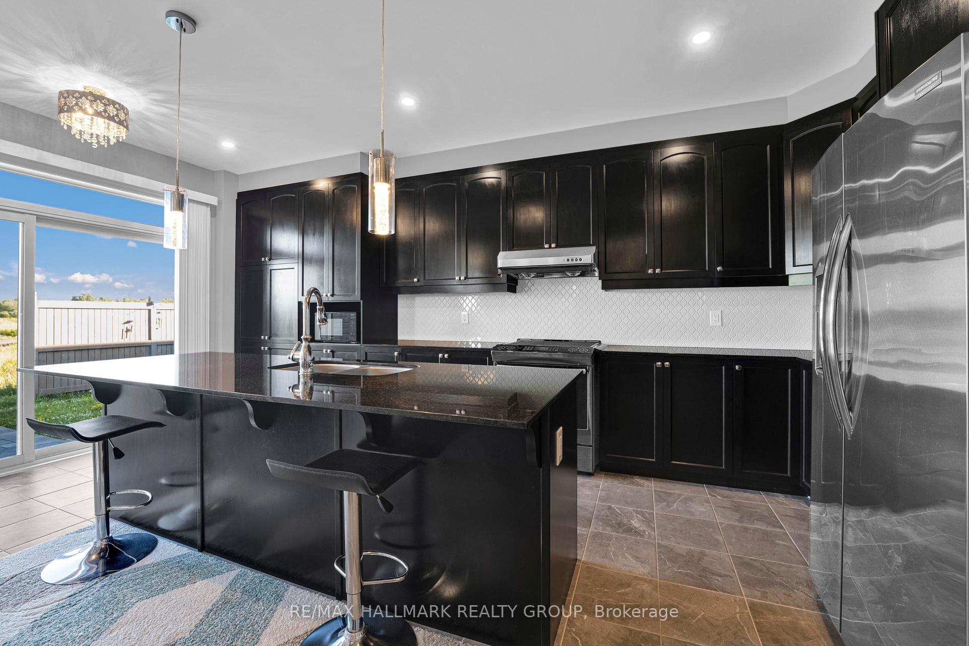 Photo 5 of 305 Sweetclover Way, Ottawa, Avalon West — HOMEH