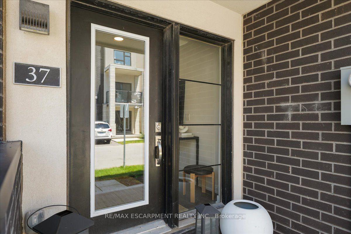 Photo 4 of Unit 37, 1121 Cooke Boulevard, Burlington, LaSalle — HOMEH