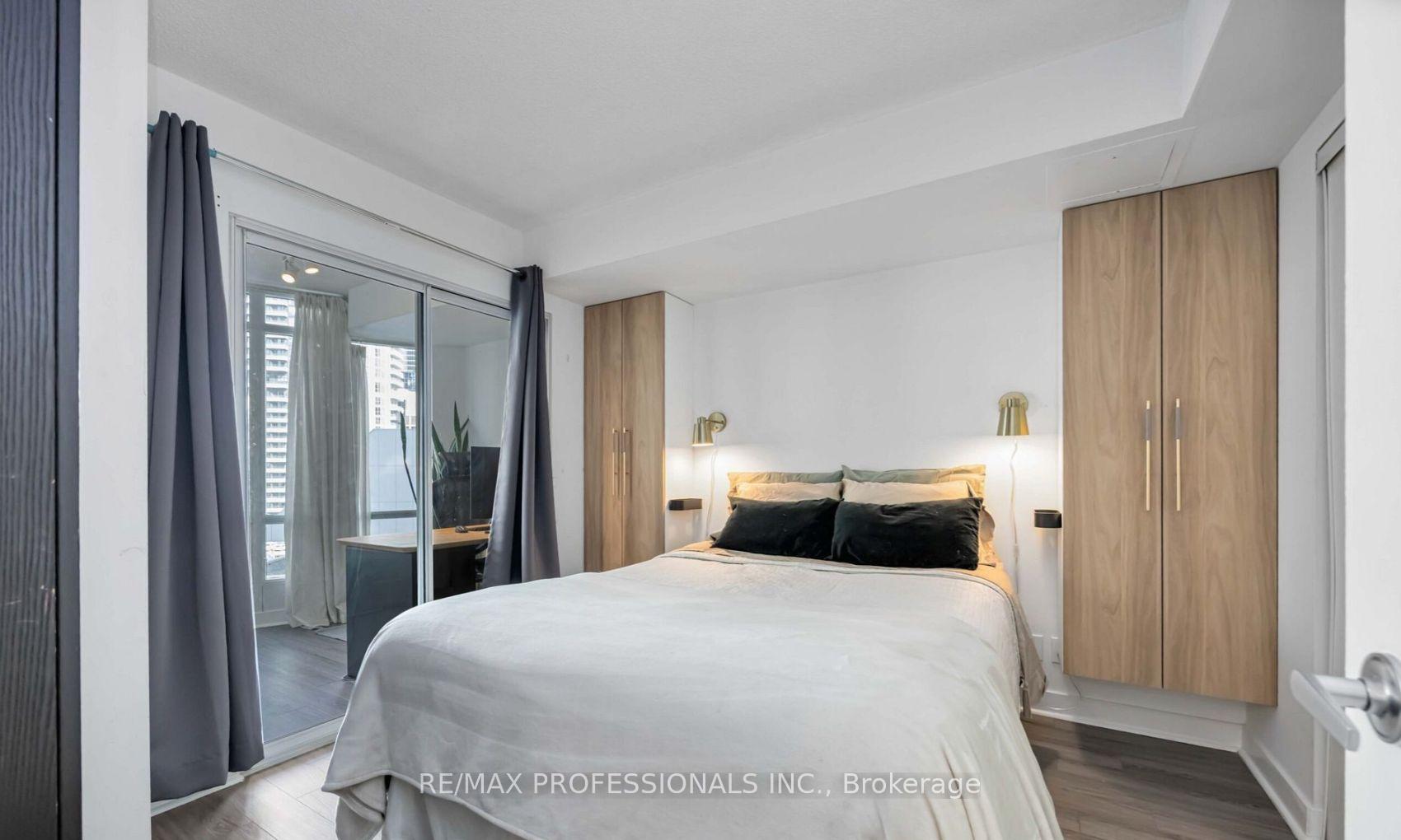 Photo 6 of Unit 802, 361 Front Street W, Toronto, Waterfront Communities — HOMEH