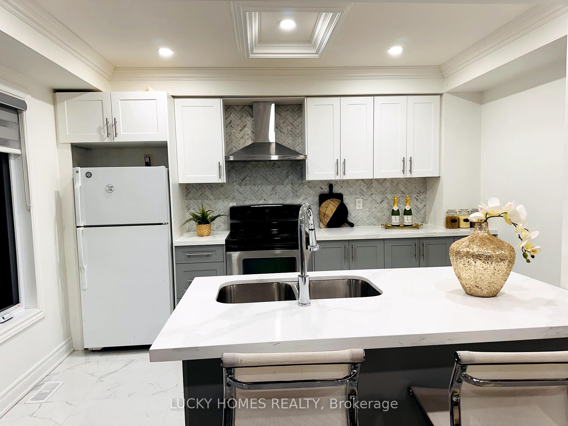 Photo 4 of 39 Laidlaw Drive, Barrie, West Bayfield — HOMEH