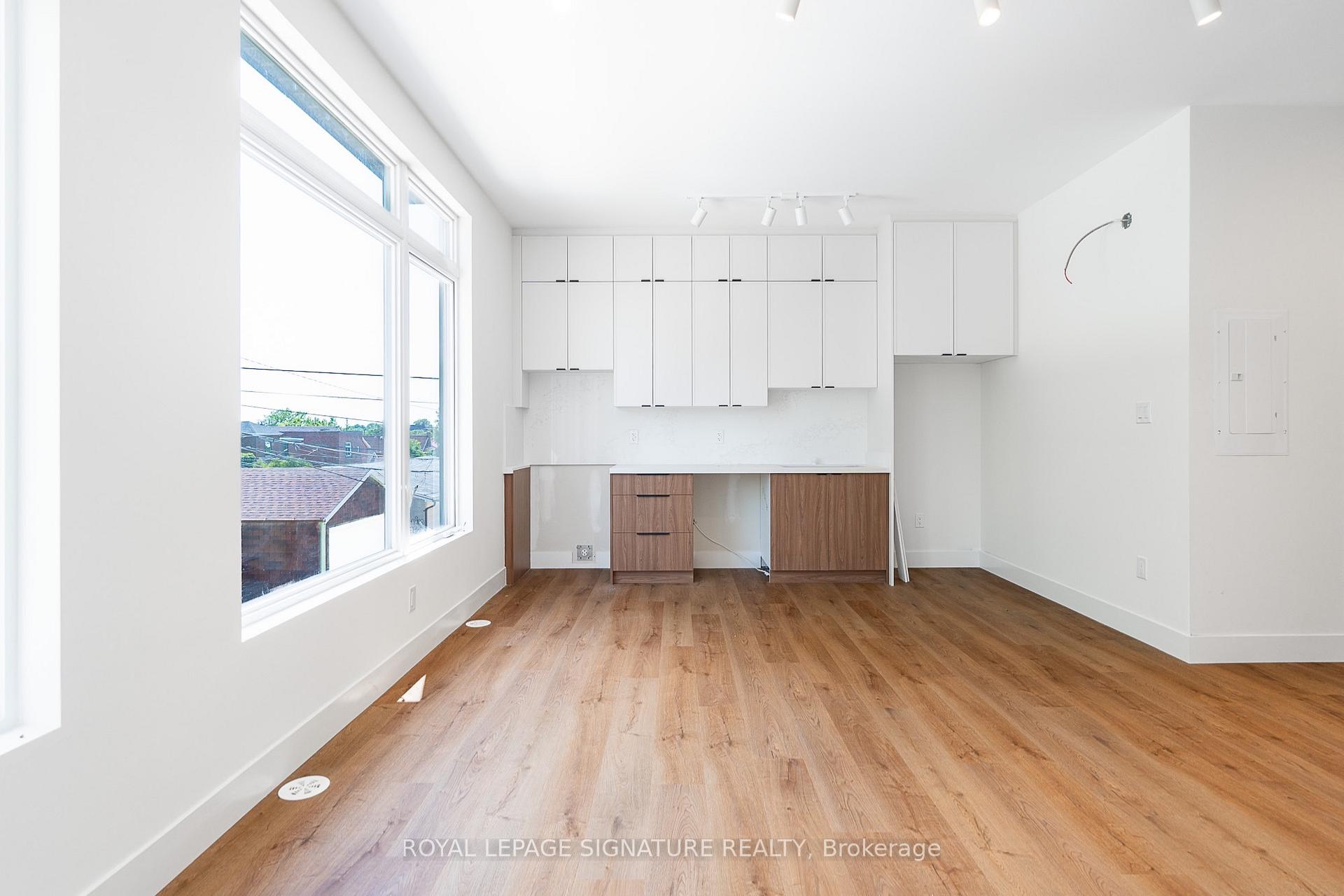 Photo 2 of Unit 7, 7 Earnscliffe Road, Toronto, Oakwood Village — HOMEH