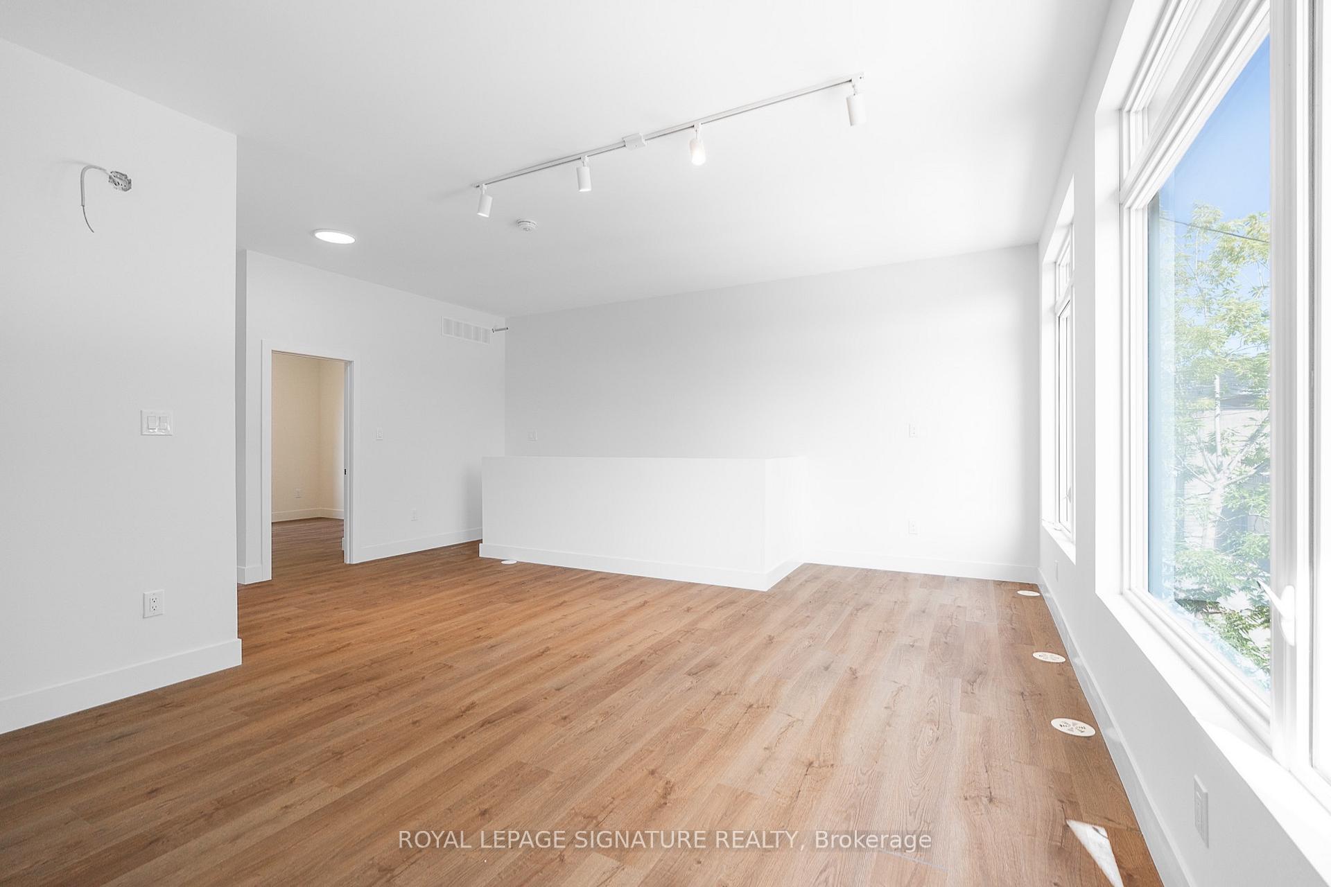Photo 3 of Unit 7, 7 Earnscliffe Road, Toronto, Oakwood Village — HOMEH