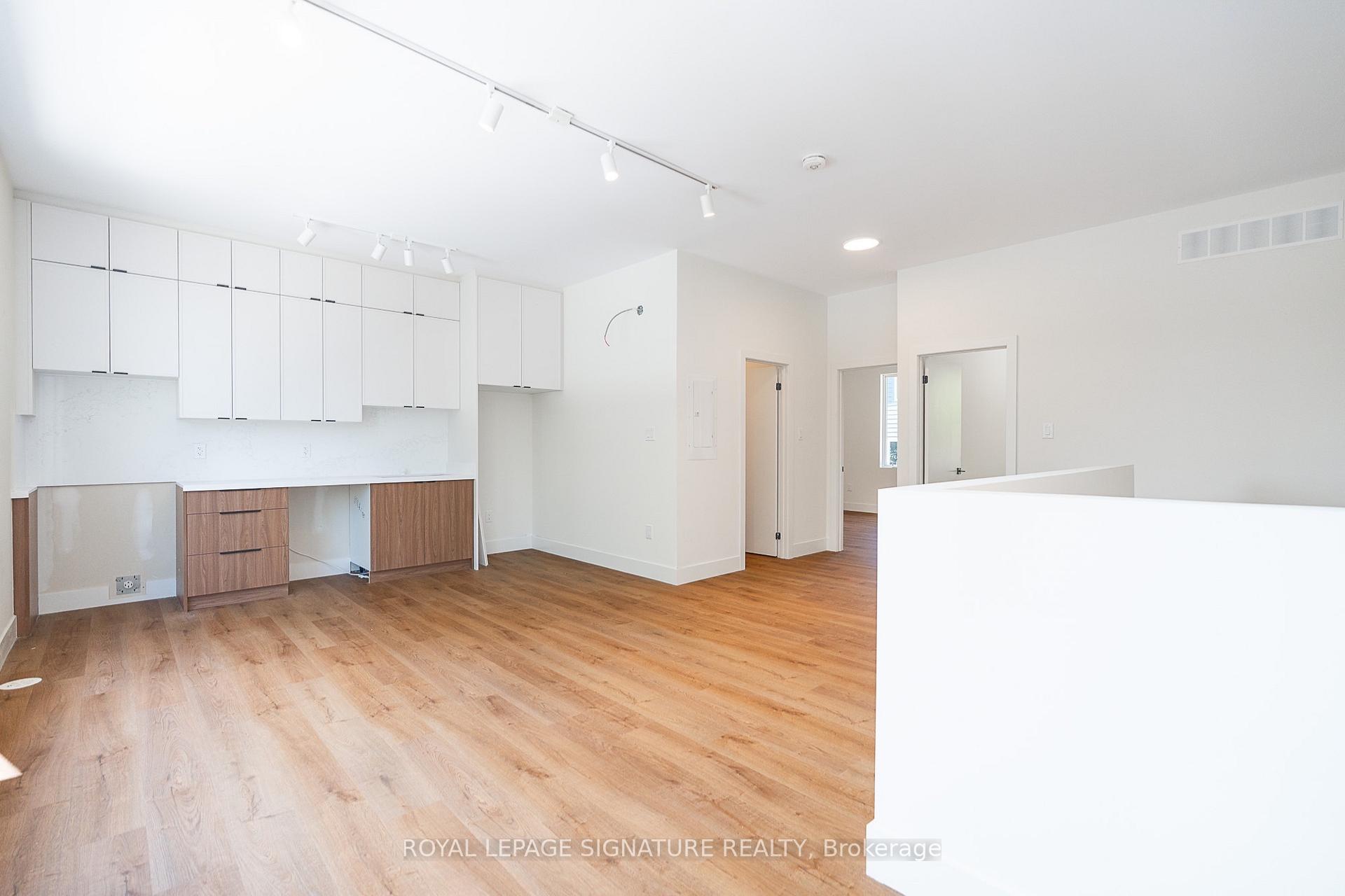 Photo 6 of Unit 7, 7 Earnscliffe Road, Toronto, Oakwood Village — HOMEH