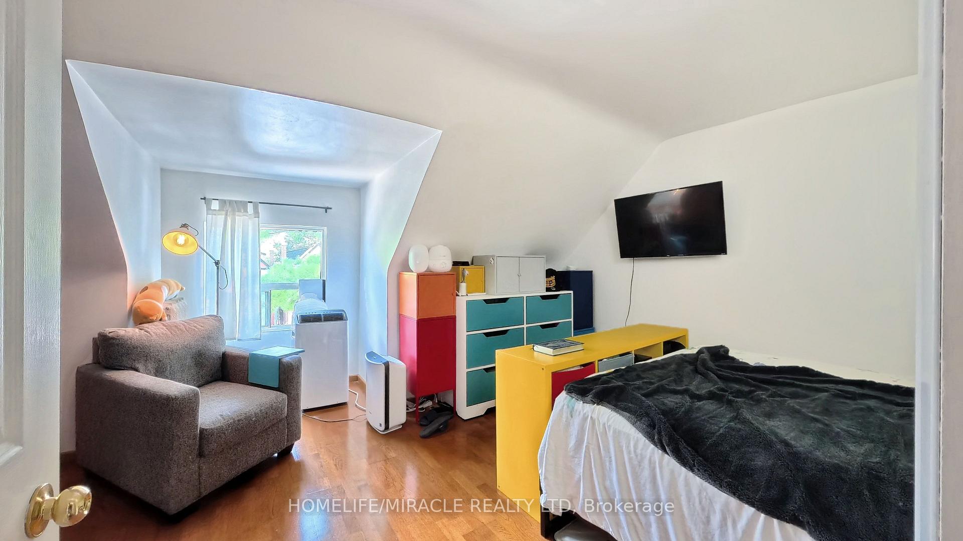 Photo 43 of 121 Medland Street, Toronto, Junction Area — HOMEH