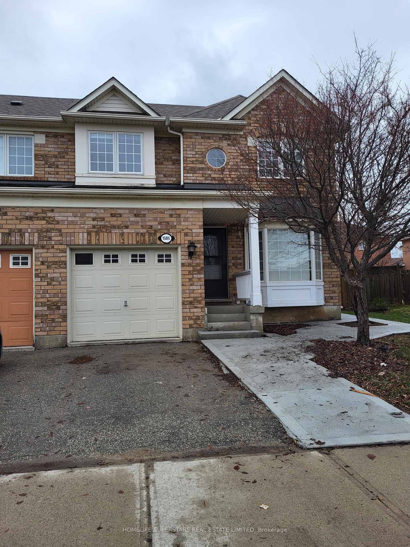 Front of 1585 Gowling Terrace