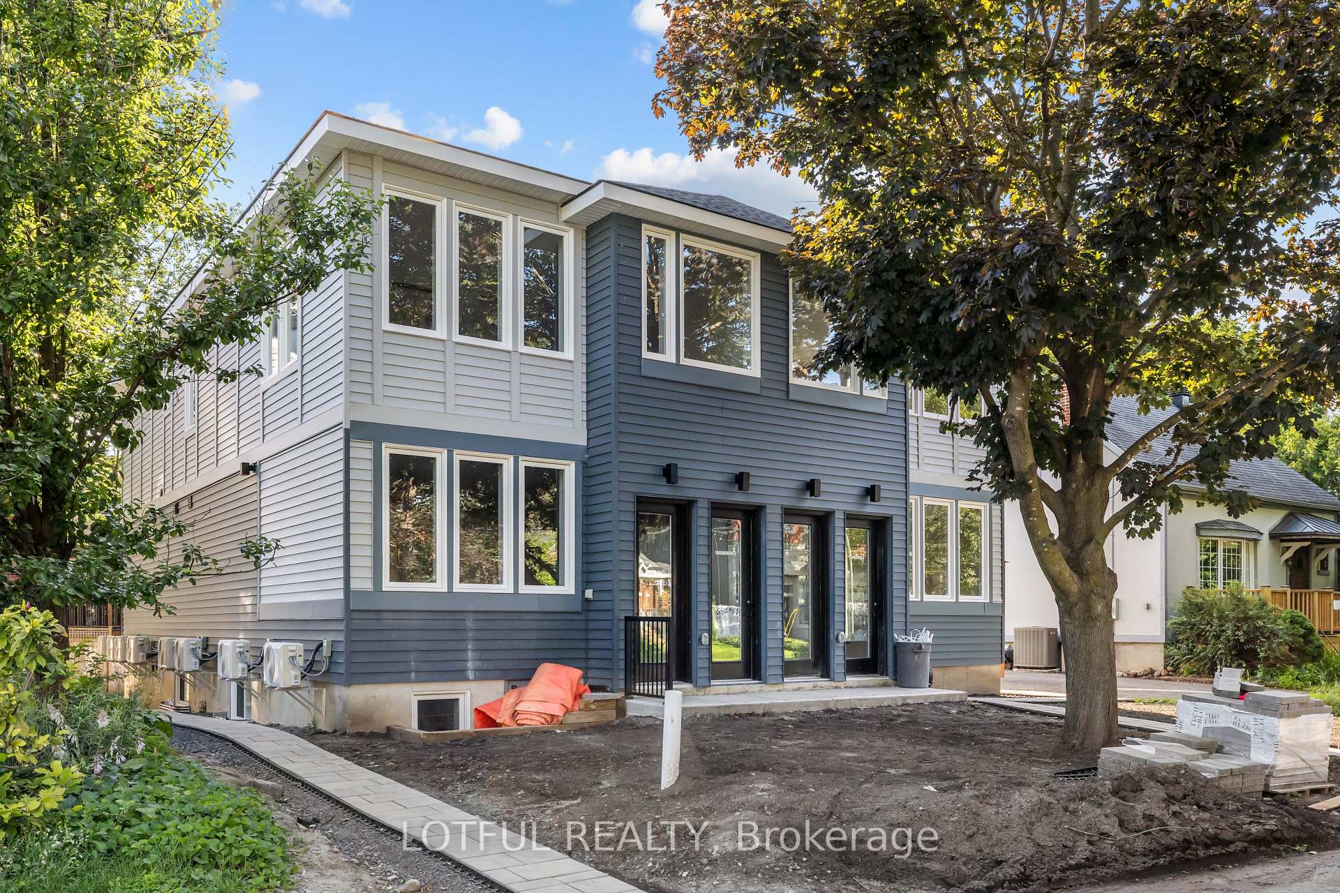 Front of Unit D, 516 Tweedsmuir Avenue
