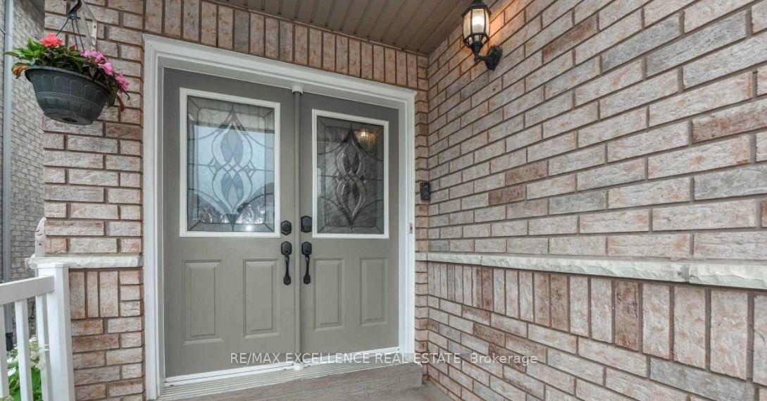 Photo 2 of 17 Fallstar Crescent, Brampton, Fletcher's Meadow — HOMEH