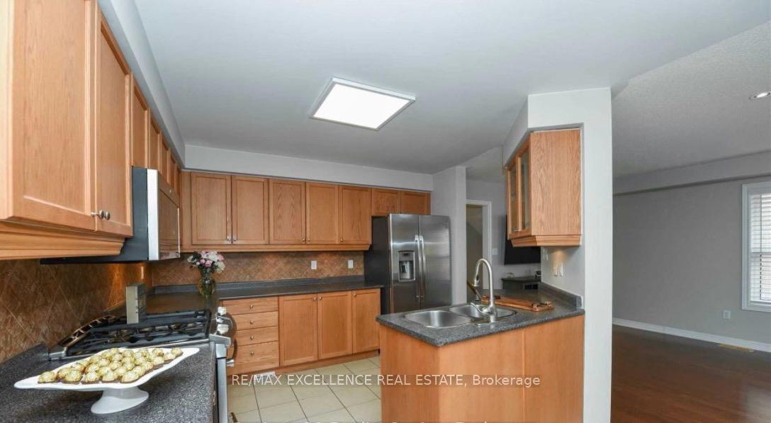 Photo 5 of 17 Fallstar Crescent, Brampton, Fletcher's Meadow — HOMEH