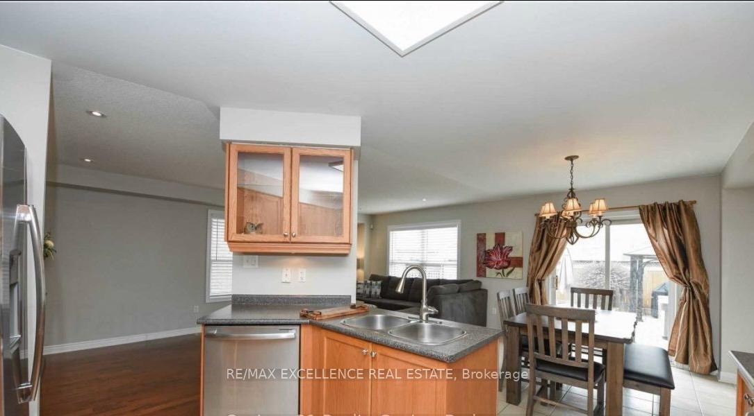 Photo 6 of 17 Fallstar Crescent, Brampton, Fletcher's Meadow — HOMEH