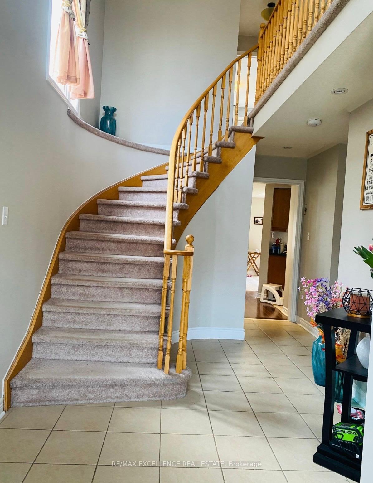Photo 8 of 17 Fallstar Crescent, Brampton, Fletcher's Meadow — HOMEH