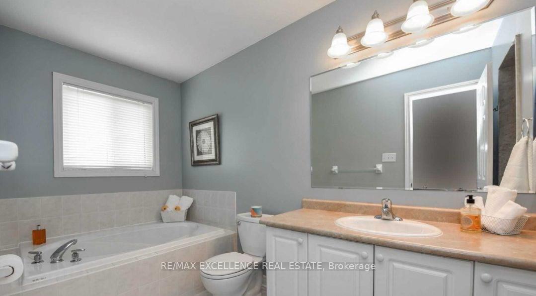 Photo 13 of 17 Fallstar Crescent, Brampton, Fletcher's Meadow — HOMEH