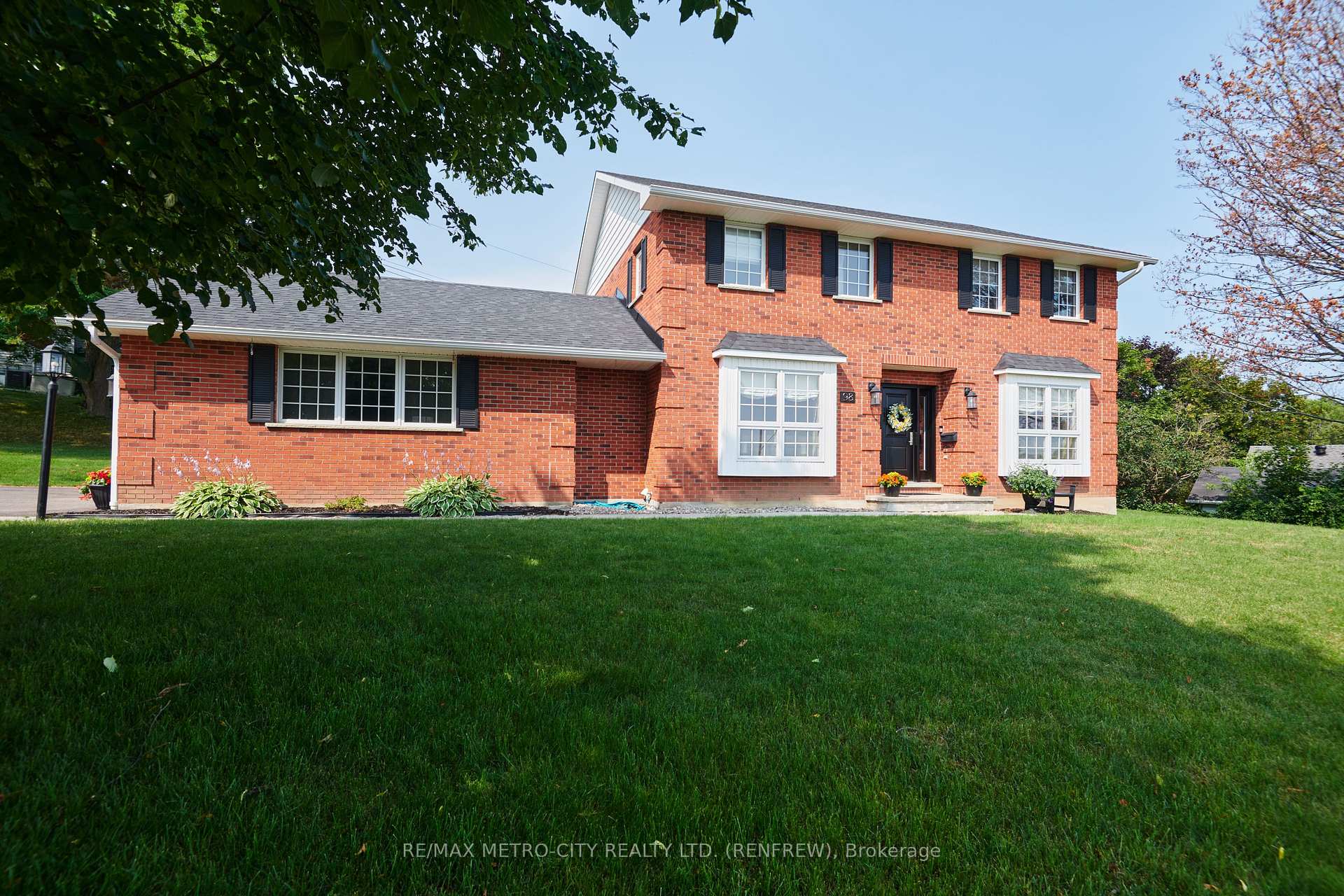 Photo 2 of 98 Erindale Avenue, Renfrew, Renfrew — HOMEH