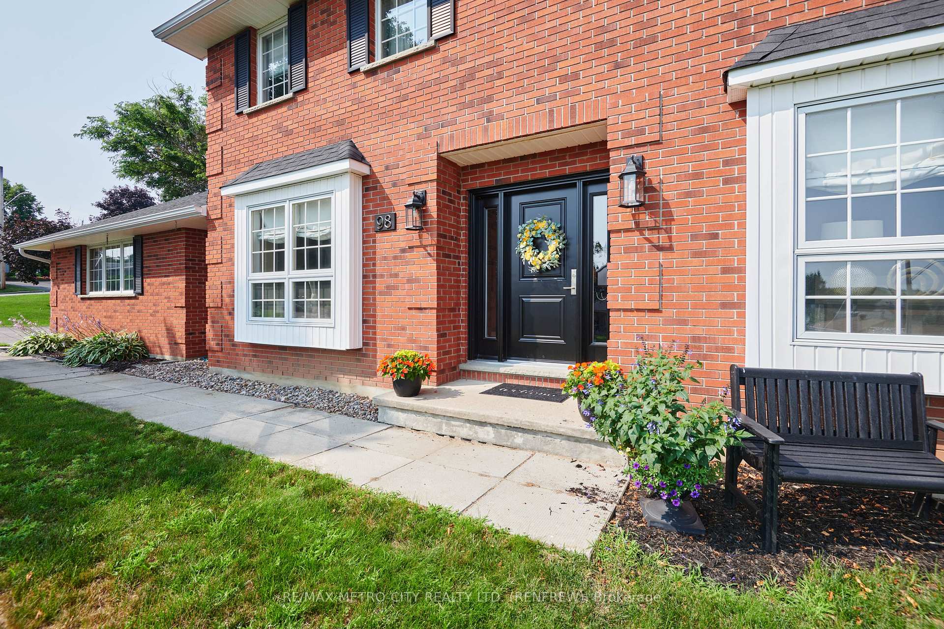 Photo 3 of 98 Erindale Avenue, Renfrew, Renfrew — HOMEH