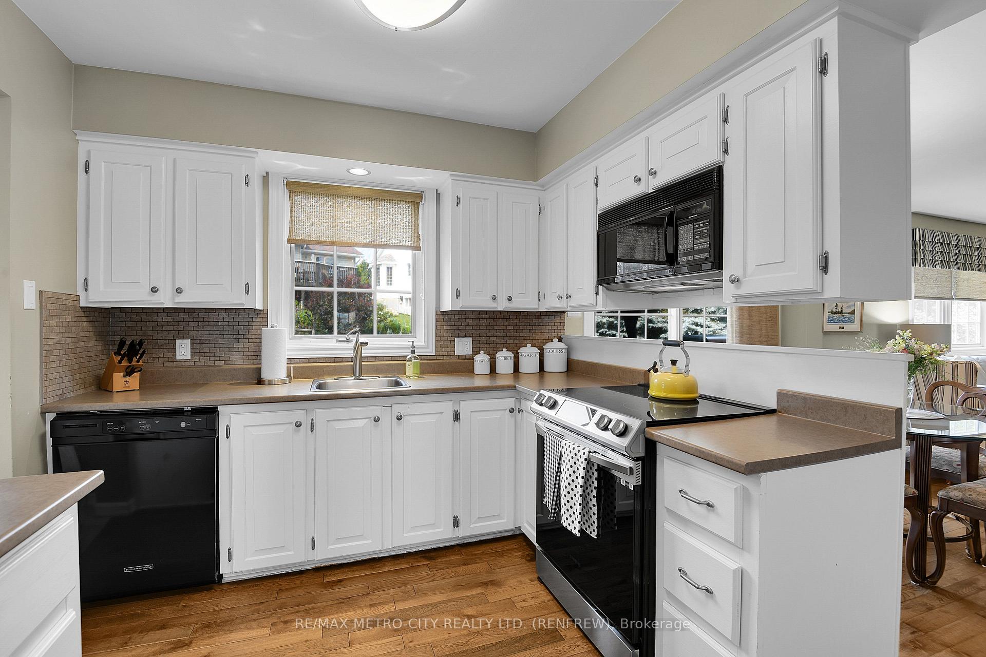 Photo 9 of 98 Erindale Avenue, Renfrew, Renfrew — HOMEH