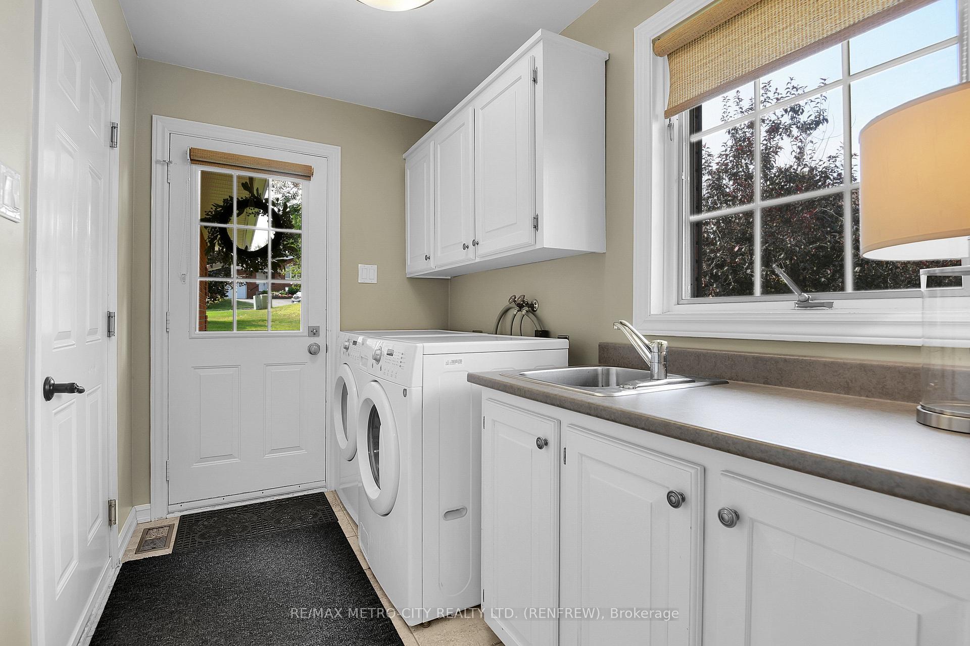 Photo 17 of 98 Erindale Avenue, Renfrew, Renfrew — HOMEH