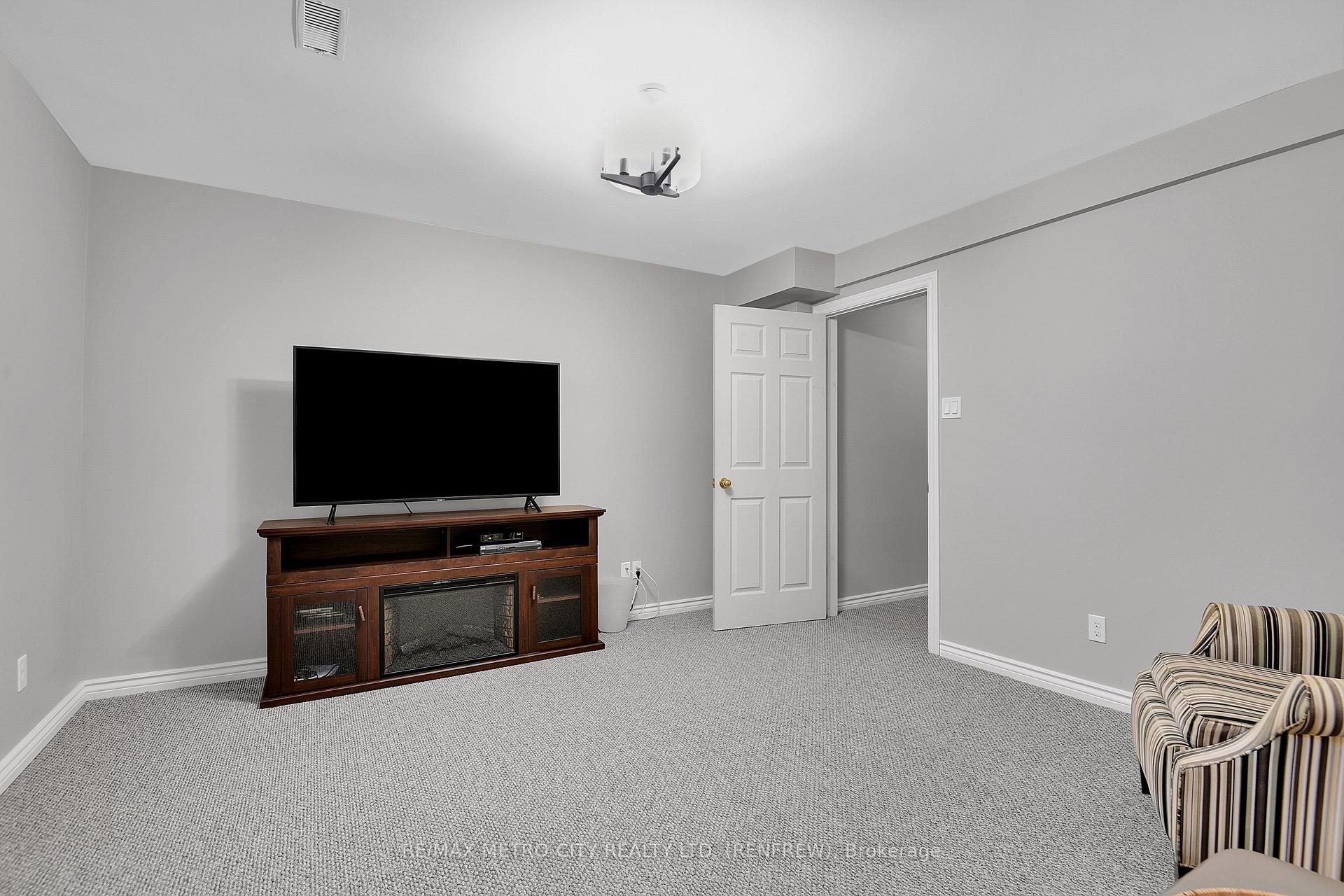 Photo 27 of 98 Erindale Avenue, Renfrew, Renfrew — HOMEH