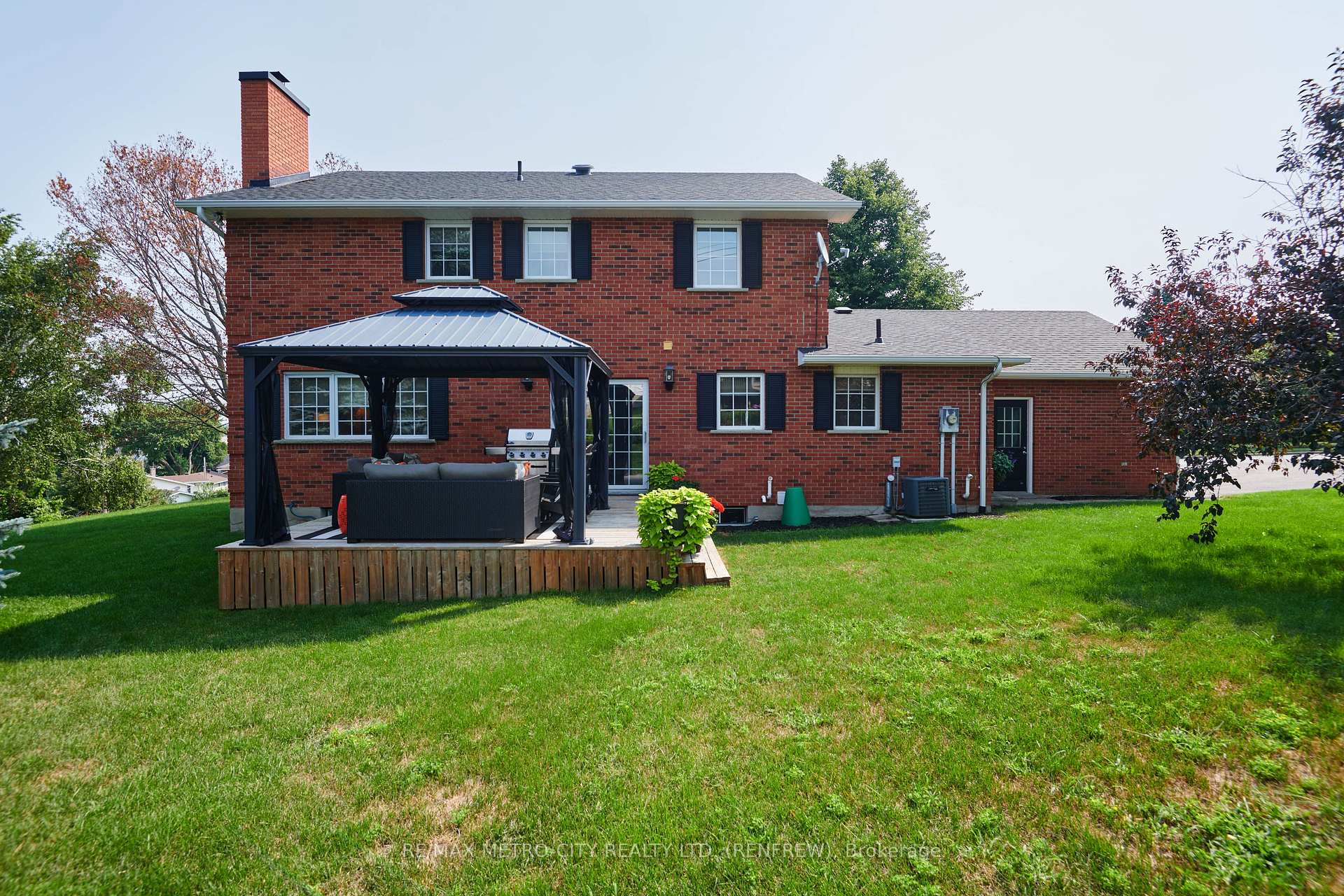 Photo 31 of 98 Erindale Avenue, Renfrew, Renfrew — HOMEH