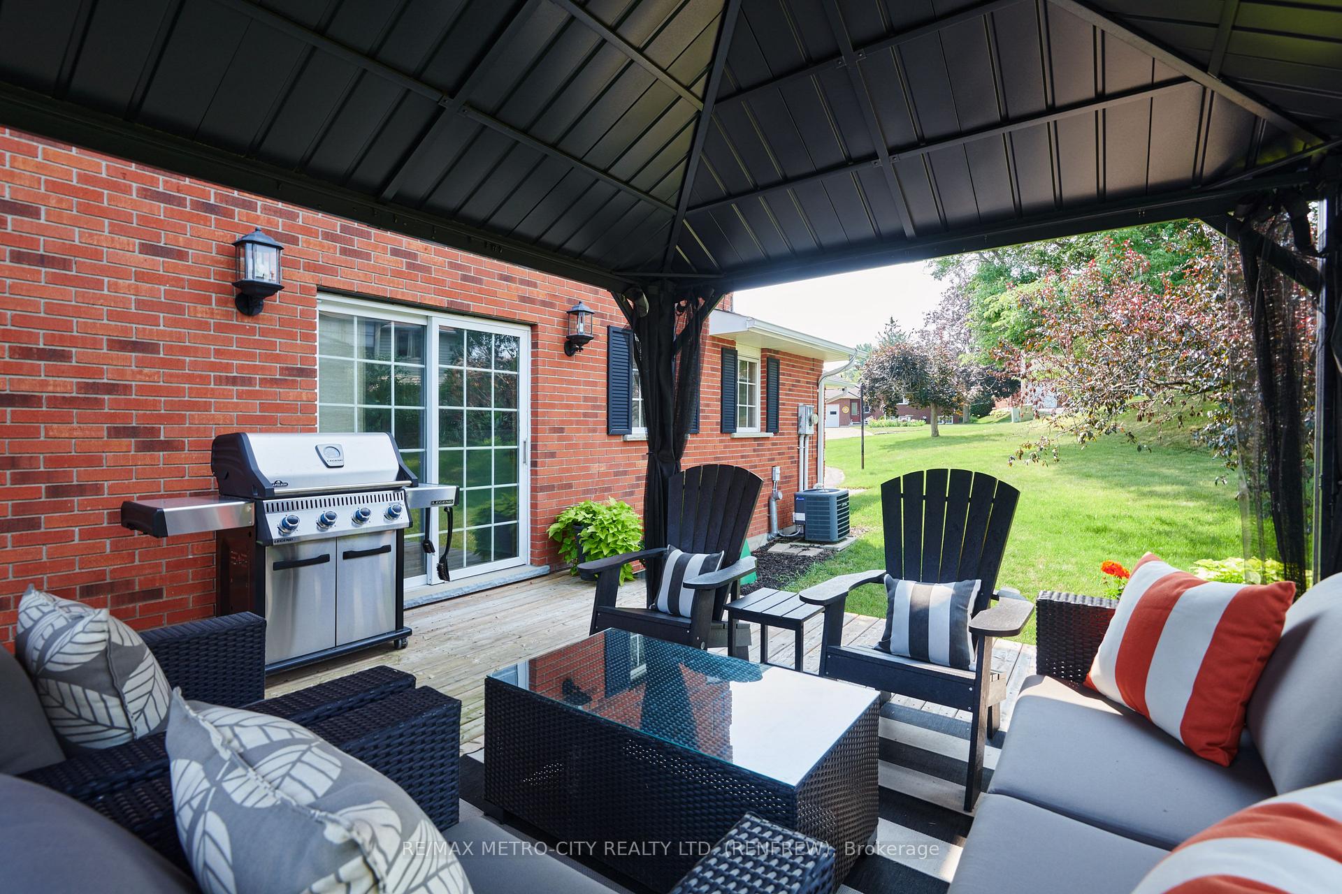 Photo 32 of 98 Erindale Avenue, Renfrew, Renfrew — HOMEH
