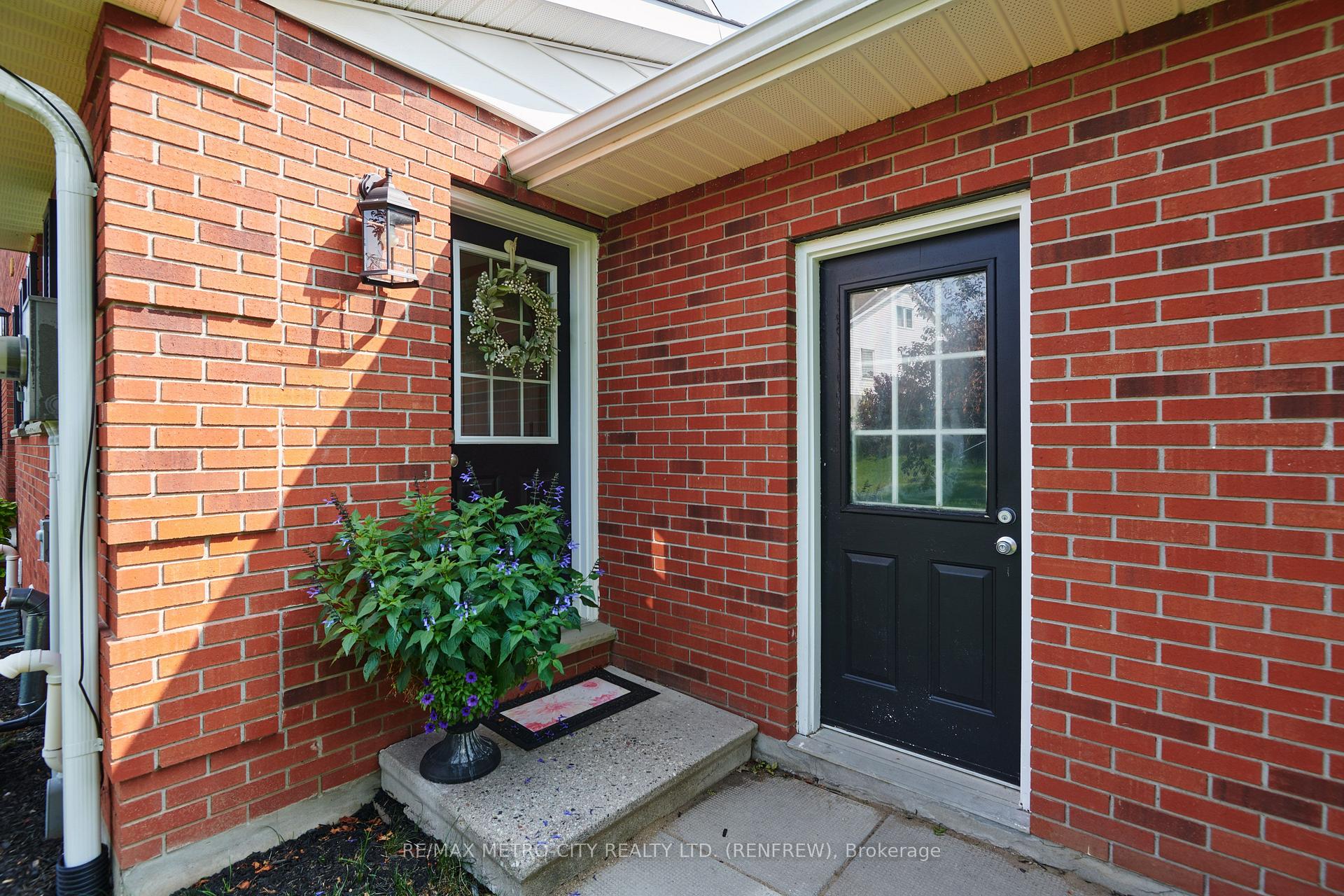 Photo 33 of 98 Erindale Avenue, Renfrew, Renfrew — HOMEH