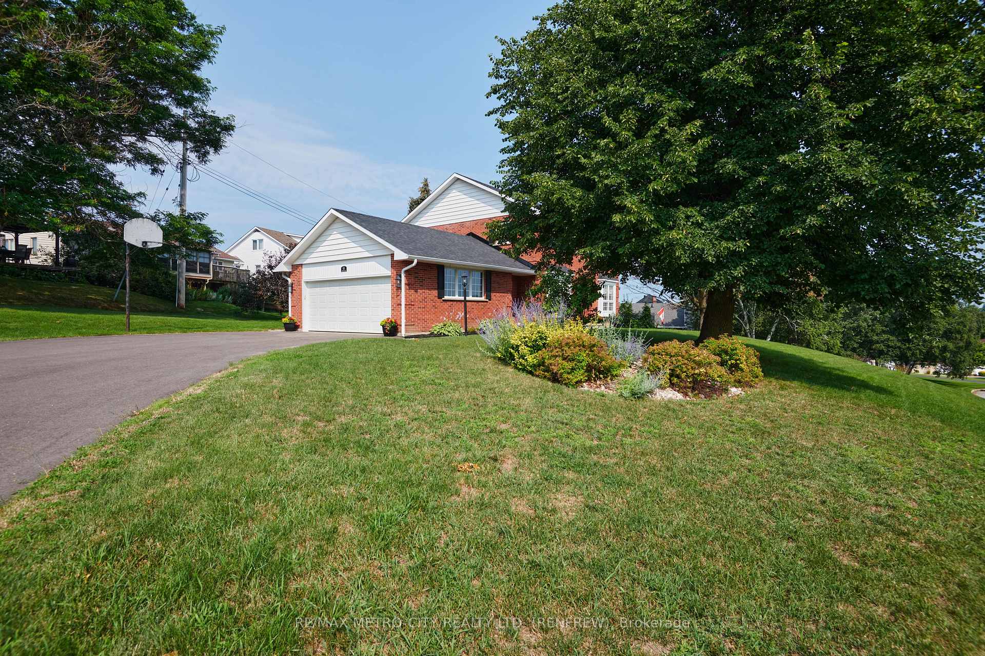 Photo 34 of 98 Erindale Avenue, Renfrew, Renfrew — HOMEH