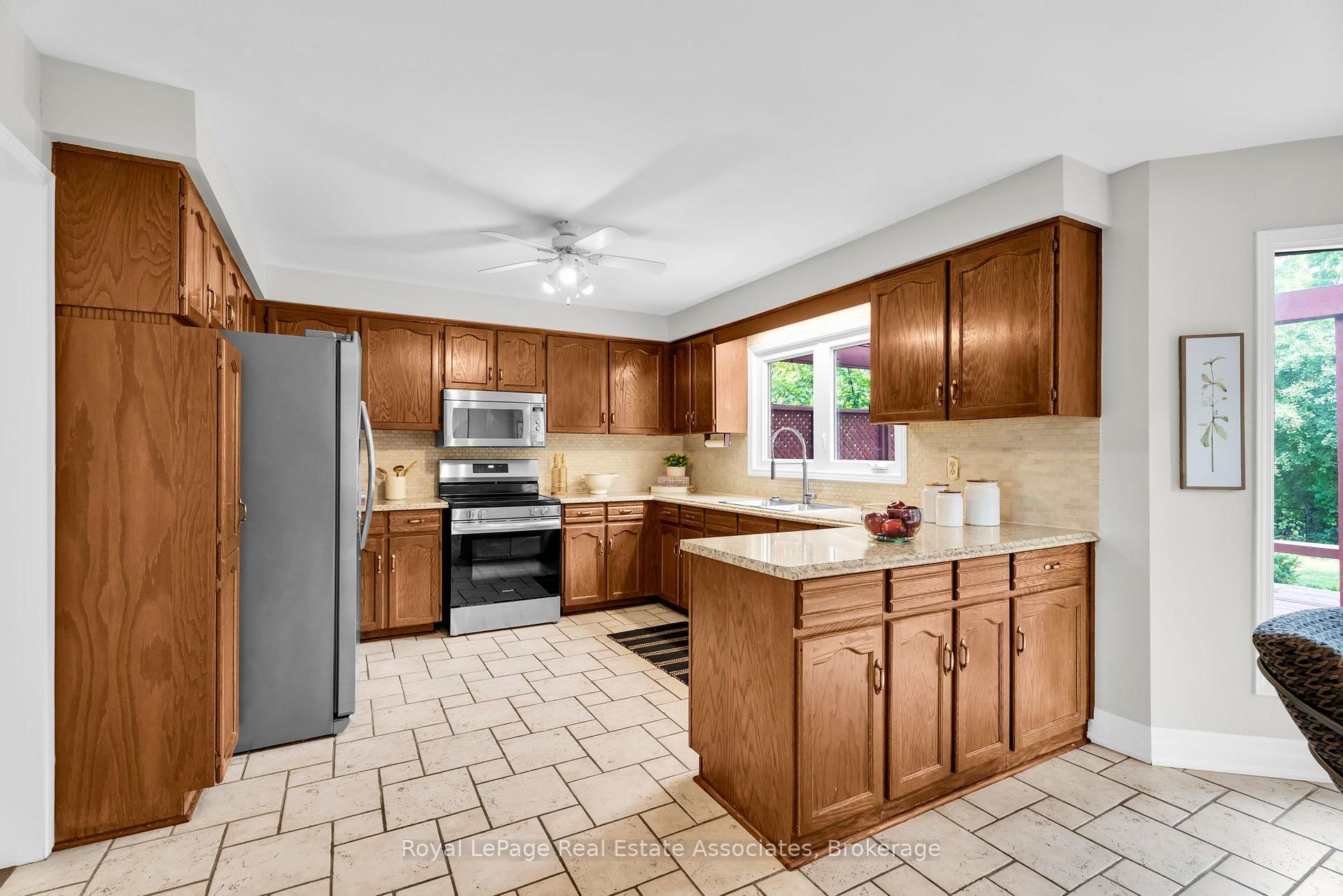 Photo 12 of 82 Turtlecreek Boulevard, Brampton, Fletcher's Creek South — HOMEH