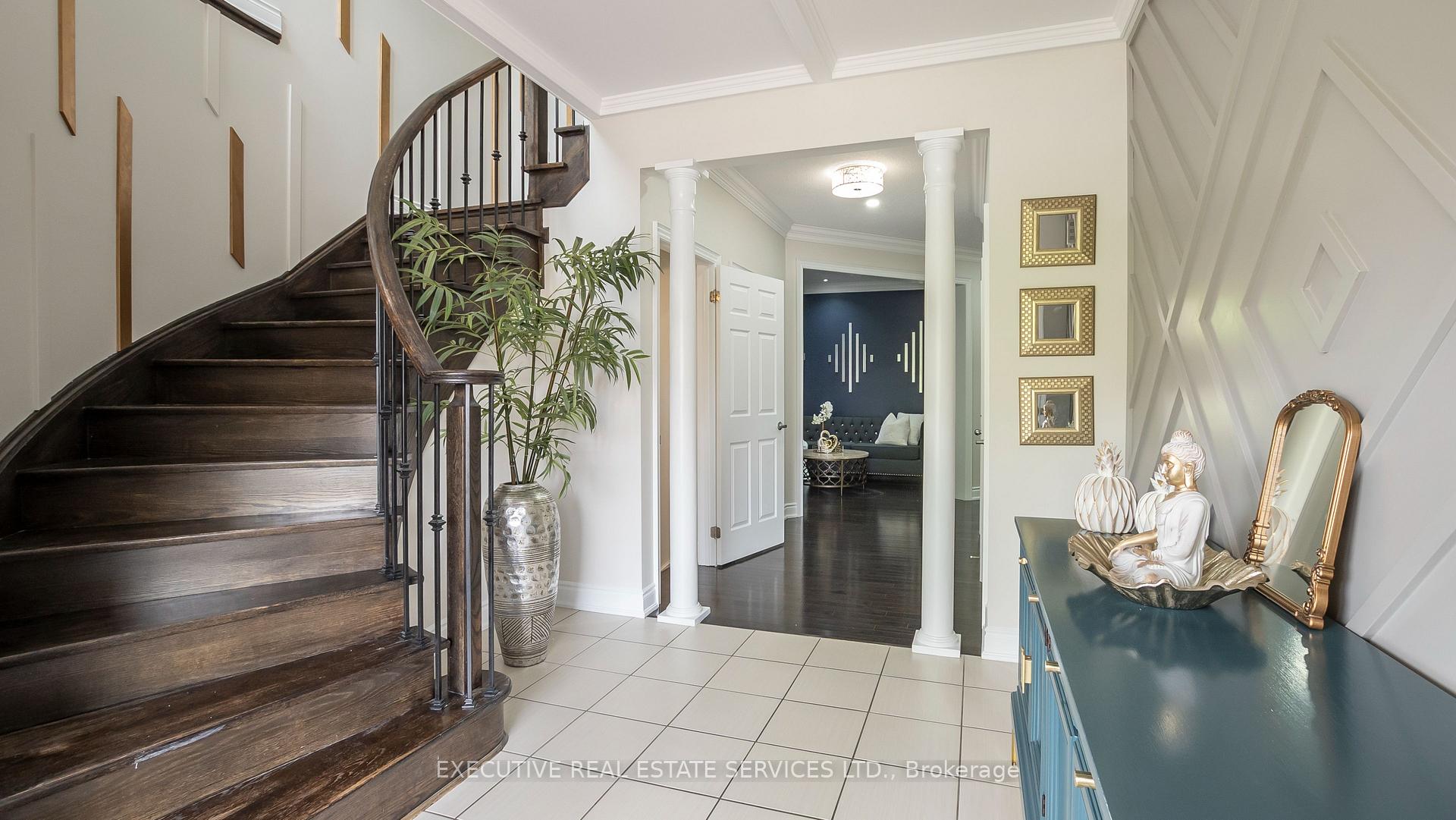 Photo 4 of 22 Valleyway Drive, Brampton, Credit Valley — HOMEH