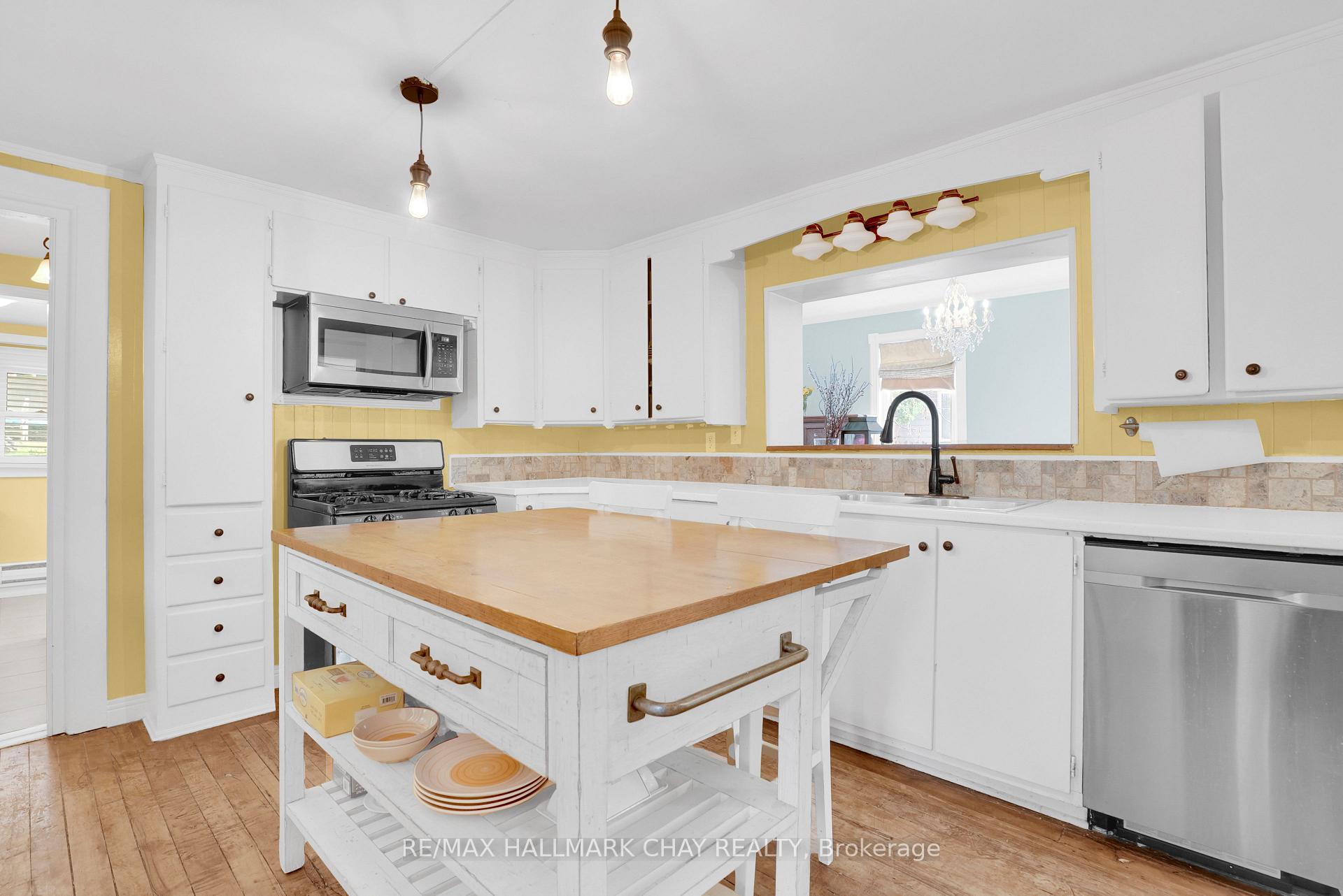 Photo 19 of 34 North Street N, Barrie, Wellington — HOMEH