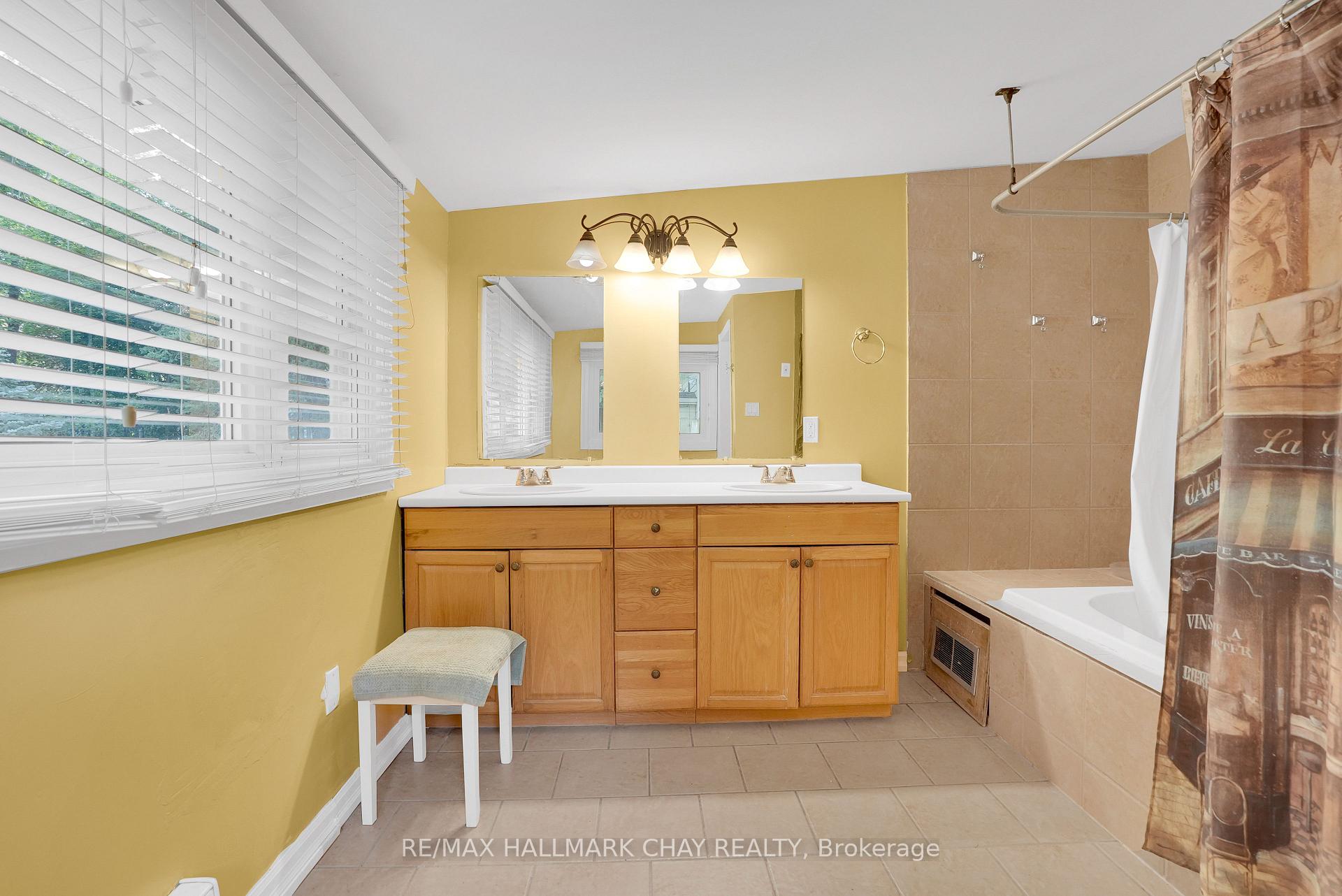Photo 21 of 34 North Street N, Barrie, Wellington — HOMEH